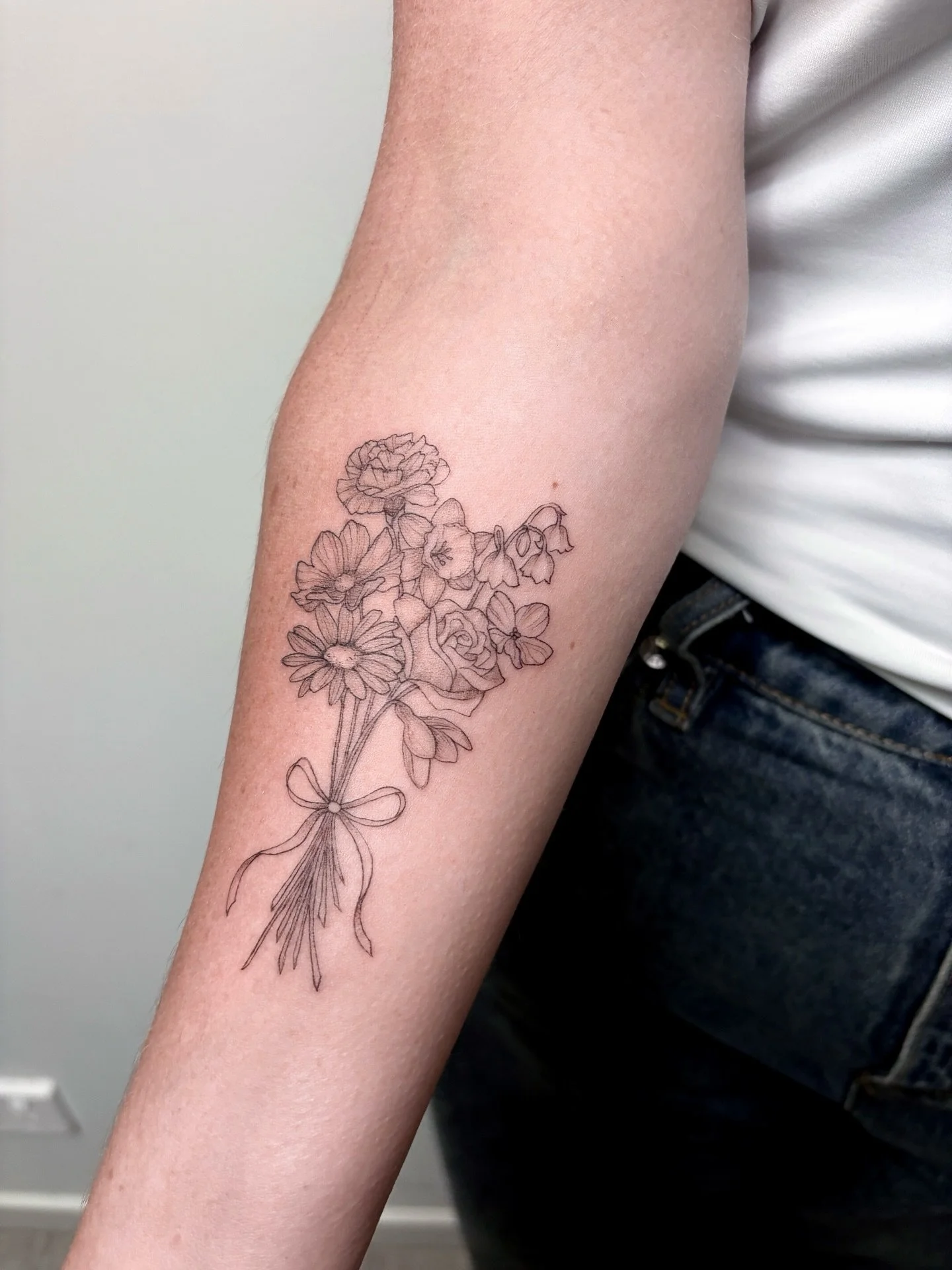 Floral Bouquet tattoos are never a bad idea and it was such an honour working with Toni to do this tattoo. 
I love how delicate this is and how the flowers all work together, I felt like a florist designing it to make it work so well together 🤭
