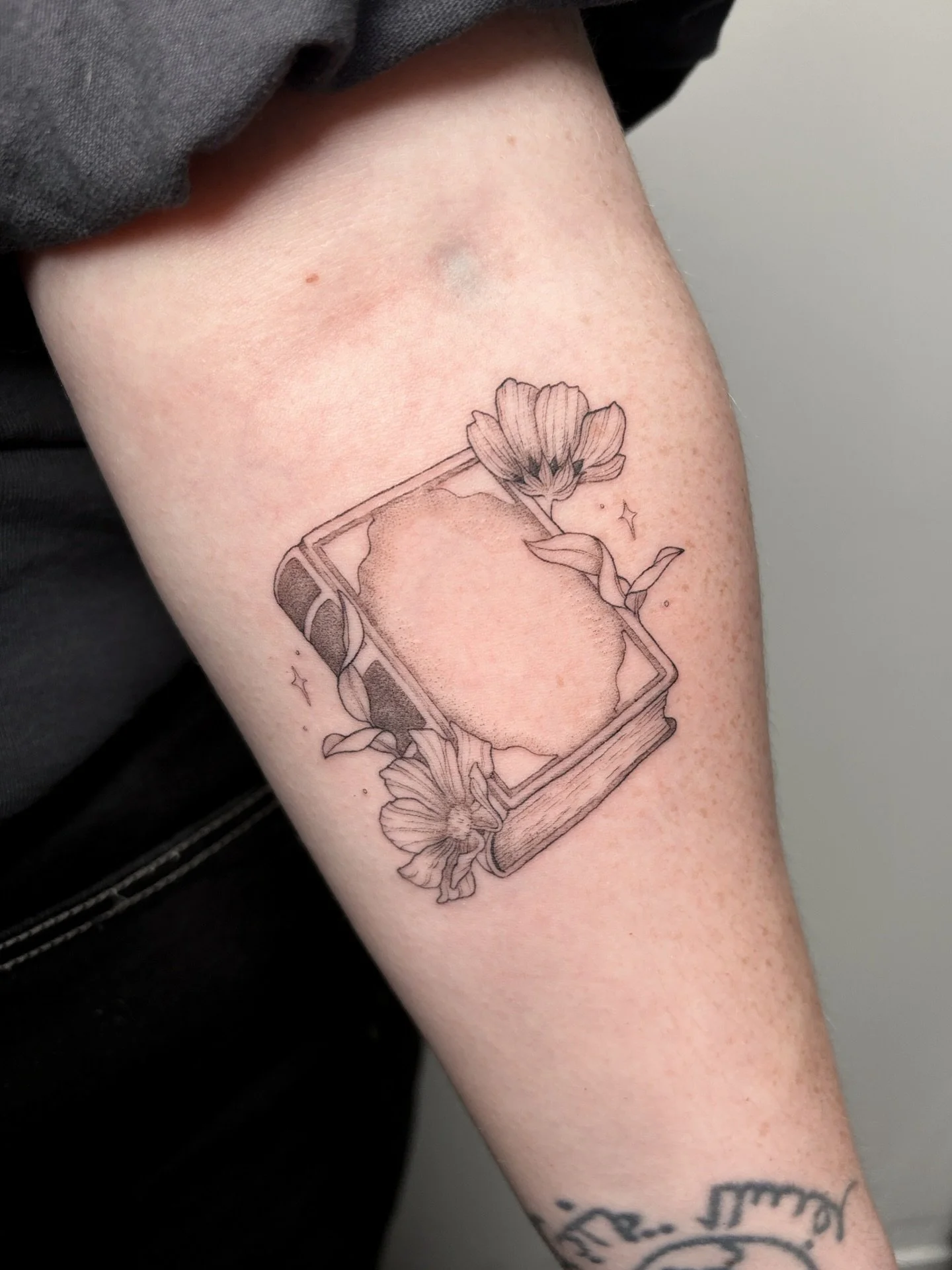 Book lovers, this delicate, fineline bookish tattoo is for you! I&rsquo;d love to do more like this. Viney flowers and books and whimsy all combined together.
I loved creating this with my client. Cosmos are always a pretty choice for any floral elem