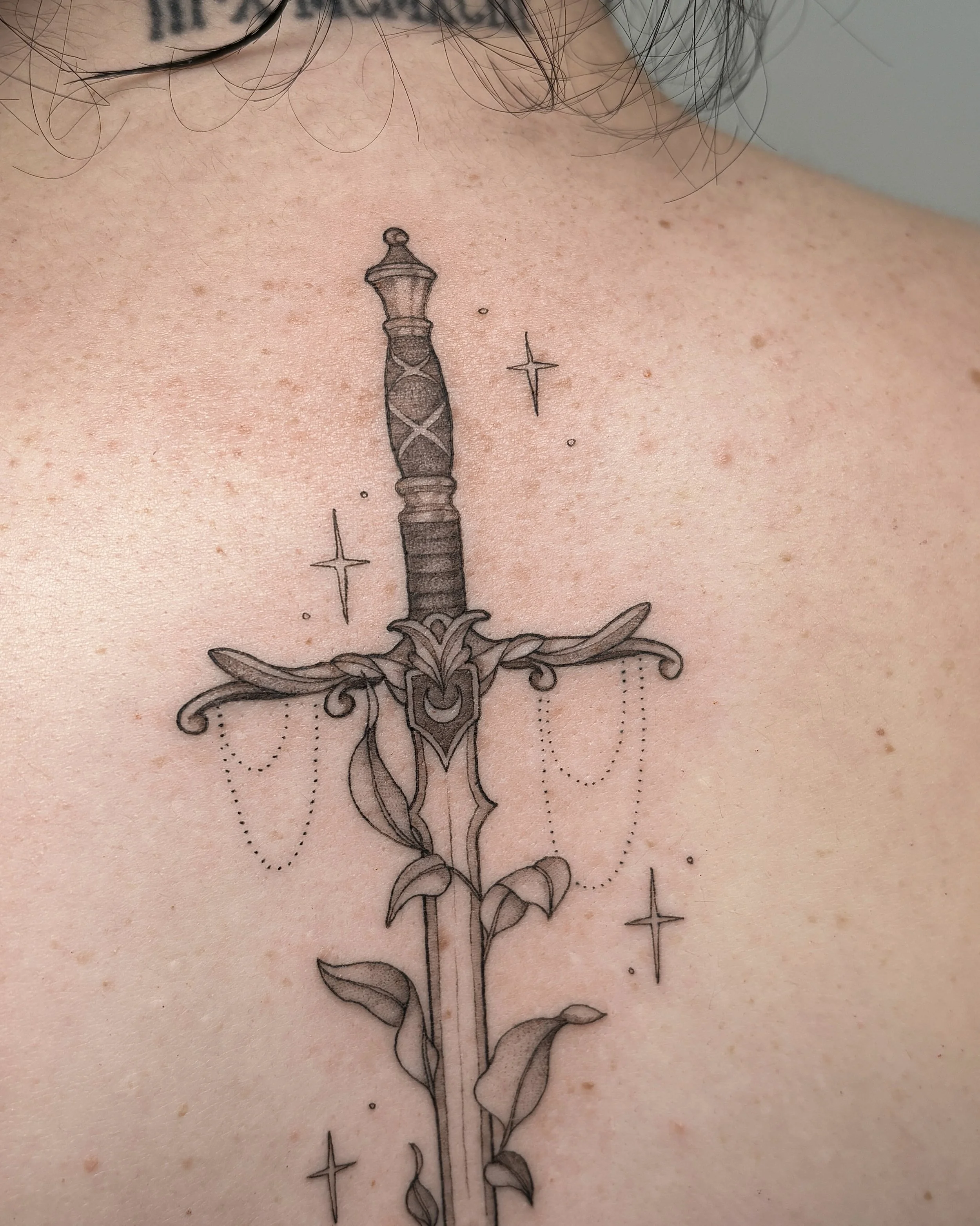 The most gorgeous custom sword for Jess 🗡️🌿✨
We worked together in studio to make sure it had all the elements and feel desired. 
There are so many ways to draw a sword that makes it completely unique and expressive, I adored working on this and br