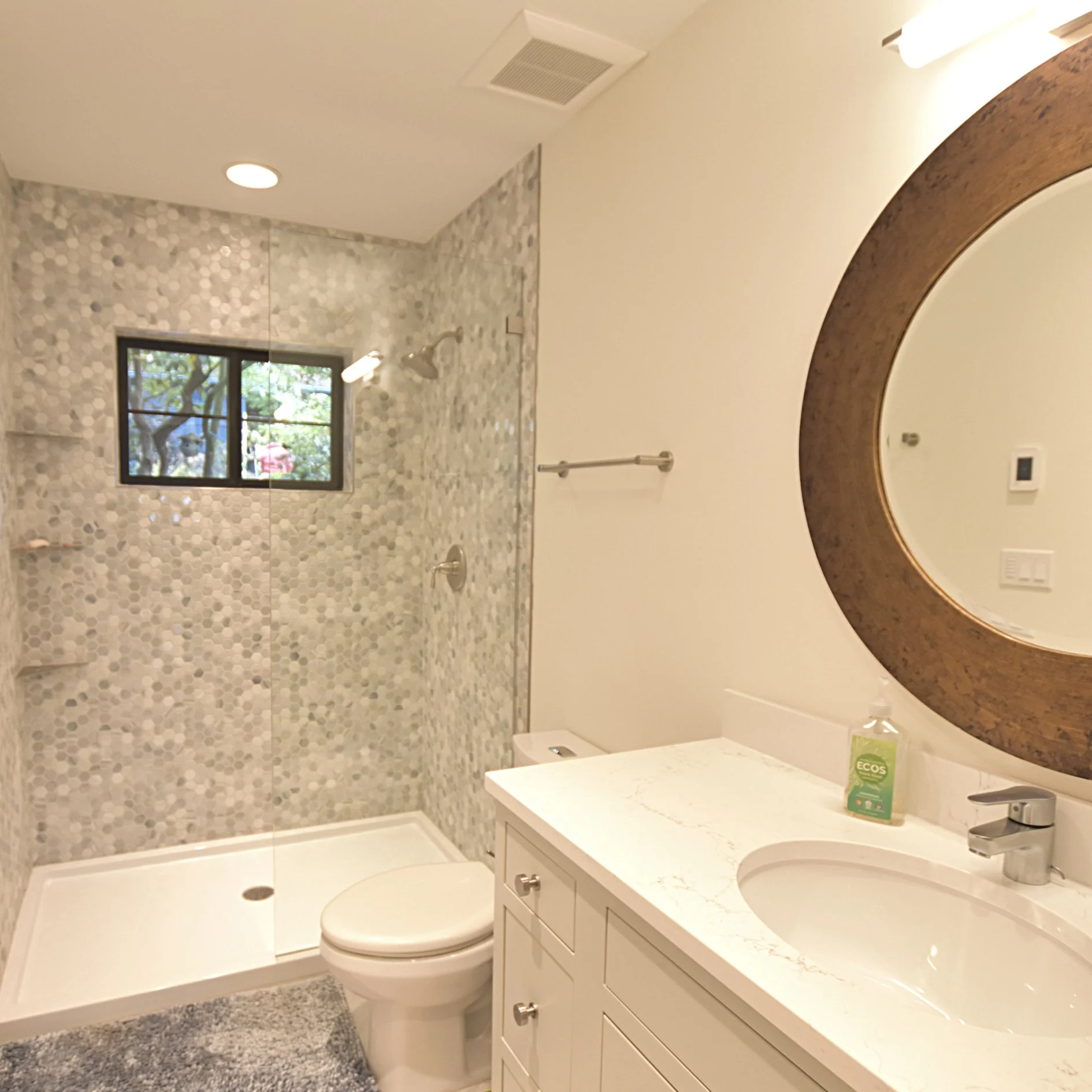 AFTER : Guest Bath | Photo : Hayley Mascaro