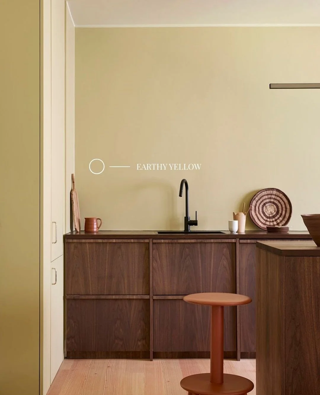 V&aring;ga lite mer 🎨⁠
⁠
Det &auml;r l&auml;tt att v&auml;lja s&auml;kert &ndash; vitt, beige eller n&aring;got som alltid &ldquo;funkar&rdquo;. Men t&auml;nk om det &auml;r det f&auml;rgglada som faktiskt g&ouml;r att rummet lyfter p&aring; riktigt