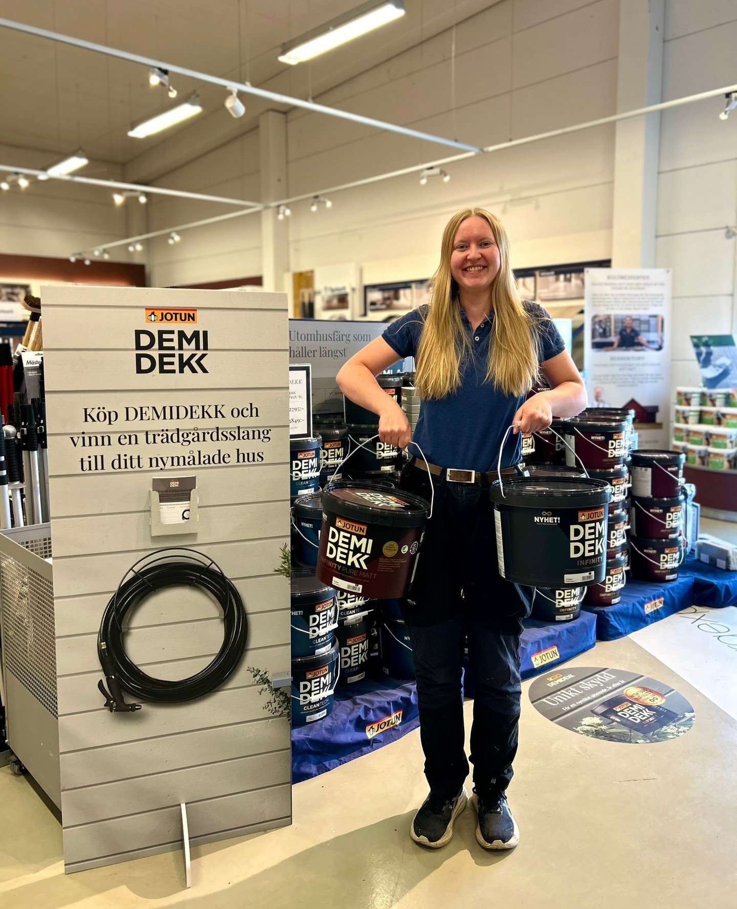 🎉 Vinn en exklusiv premium tr&auml;dg&aring;rdsslang! 🎉⁠
Ska du m&aring;la huset i sommar? D&aring; &auml;r det ett riktigt bra l&auml;ge att kika in hos oss just nu ☀️🏡⁠
⁠
Vi har sommarpriser p&aring; DEMIDEKK, och n&auml;r du k&ouml;per minst 20