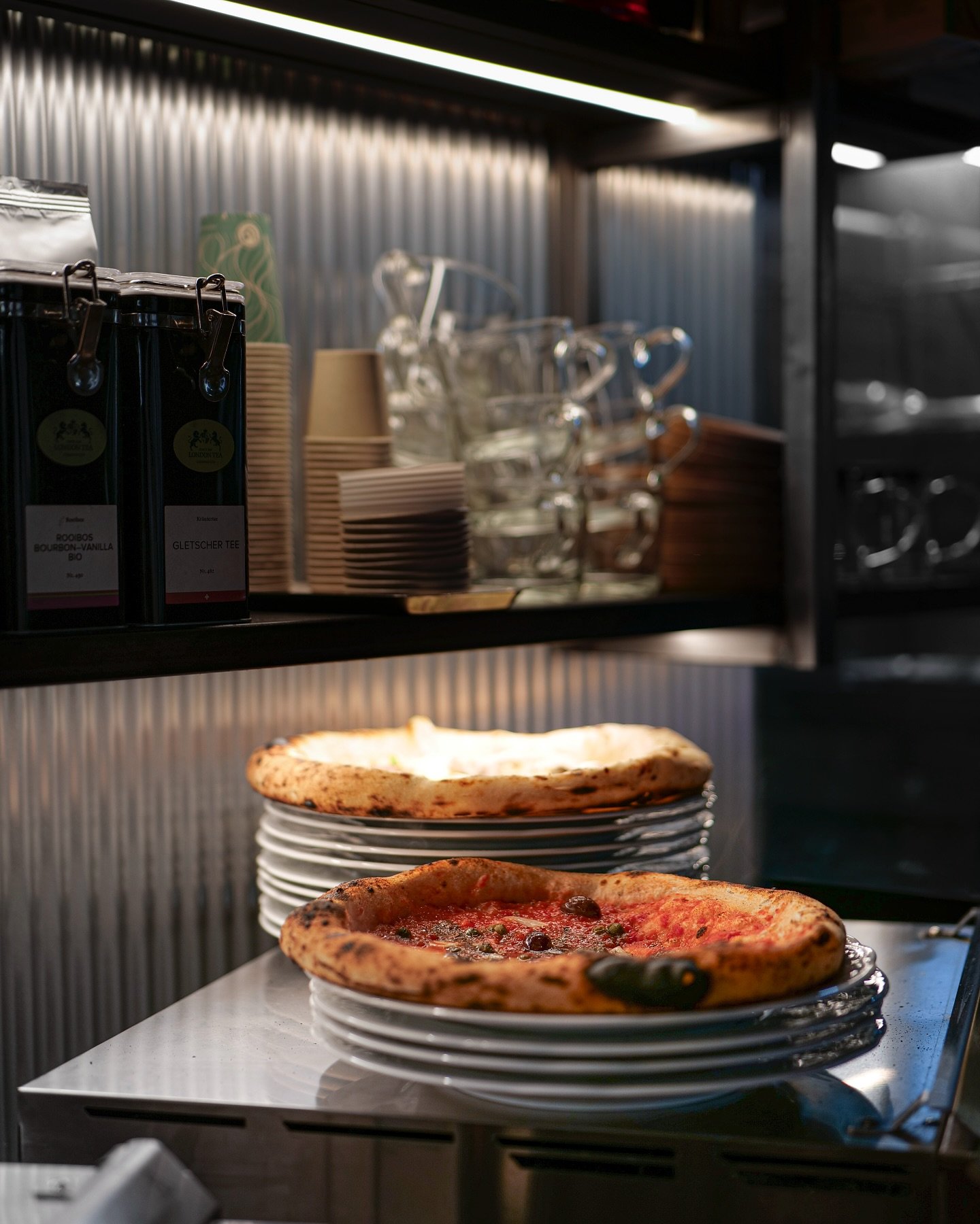 Pizza, Vibes &amp; Wein &ndash; klingt nach einem Match, oder? Finden wir auch. Und Notorious 801 sowieso. 🍕 🍷 

Wir bringen den Wein, 801 serviert die wahrscheinlich beste Pizza der Stadt &ndash; dazu gibt&rsquo;s eine feine Auswahl an Old-School-
