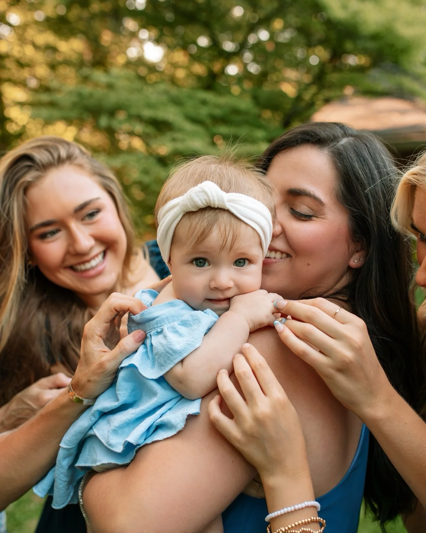 It might not look like it today, but spring is on the way!🙌 If you&rsquo;ve ever thought about an extended family session, now is a great time to book. I know it can feel a little crazy trying to coordinate, but it&rsquo;s so worth it in the end. If
