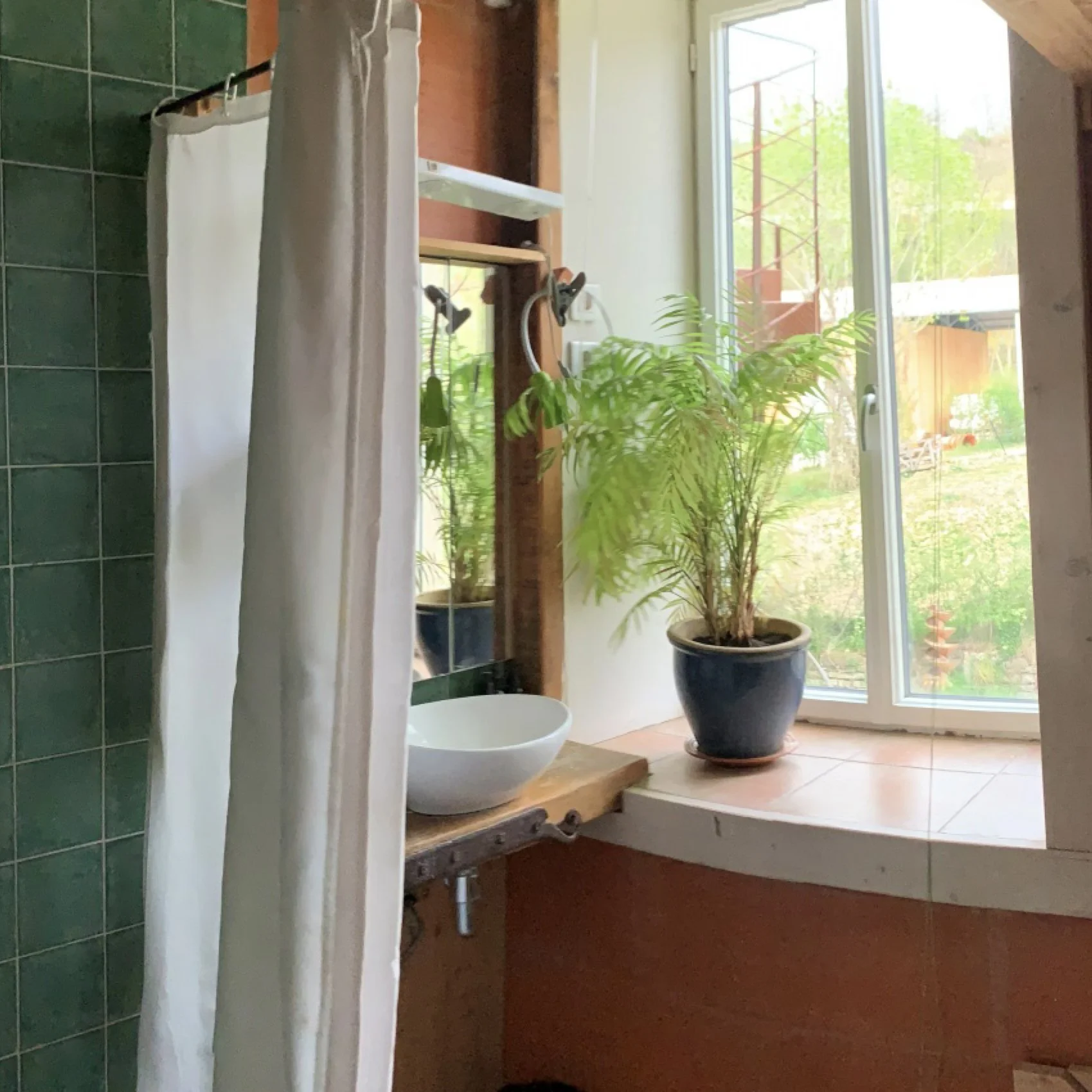 Hill View Room Bathroom.jpg