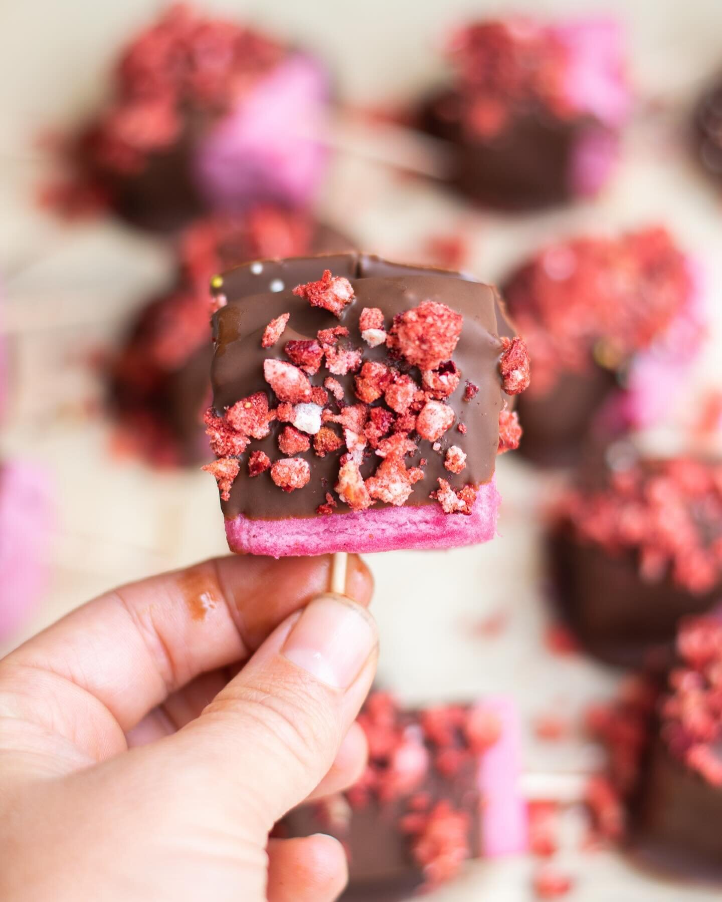 I&rsquo;ve just updated my website with a few of my favourite Easter inspired recipes I&rsquo;ve done over the last couple of years 🥰

There&rsquo;s: 

1. Choc dipped berry marshmallows 
2. Peanut butter caramel centred chocolates
3. Gooey caramel f