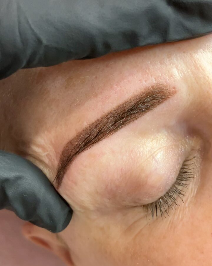 Would you just look at this beautiful bold brow for a moment 🤗

Michelle came to me for a Hybrid dye knowing all too well she would leave having booked in her brow tattoo ✔️ 

She was sick of her &ldquo;straight brows&rdquo; which i absolutely loved