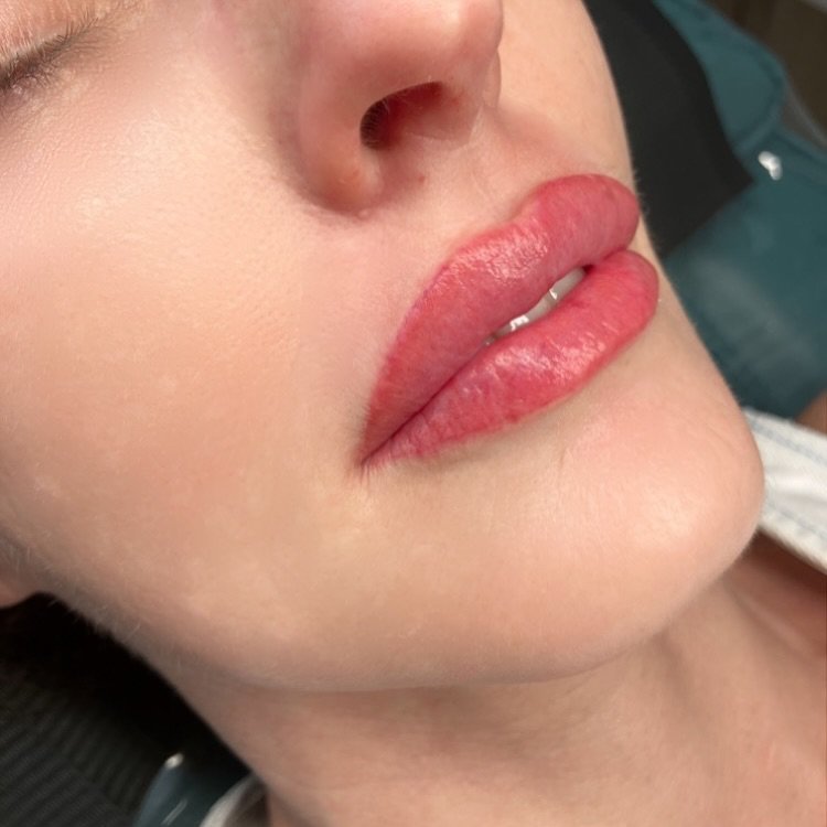 Kisses that don&rsquo;t smudge. Lips that don&rsquo;t move 💋 

Just bold, beautiful colour that stays exactly where it should - on your face, not your fork!

Did you know the average woman eats over 4kg of lipstick in her lifetime? (Bon app&eacute;t
