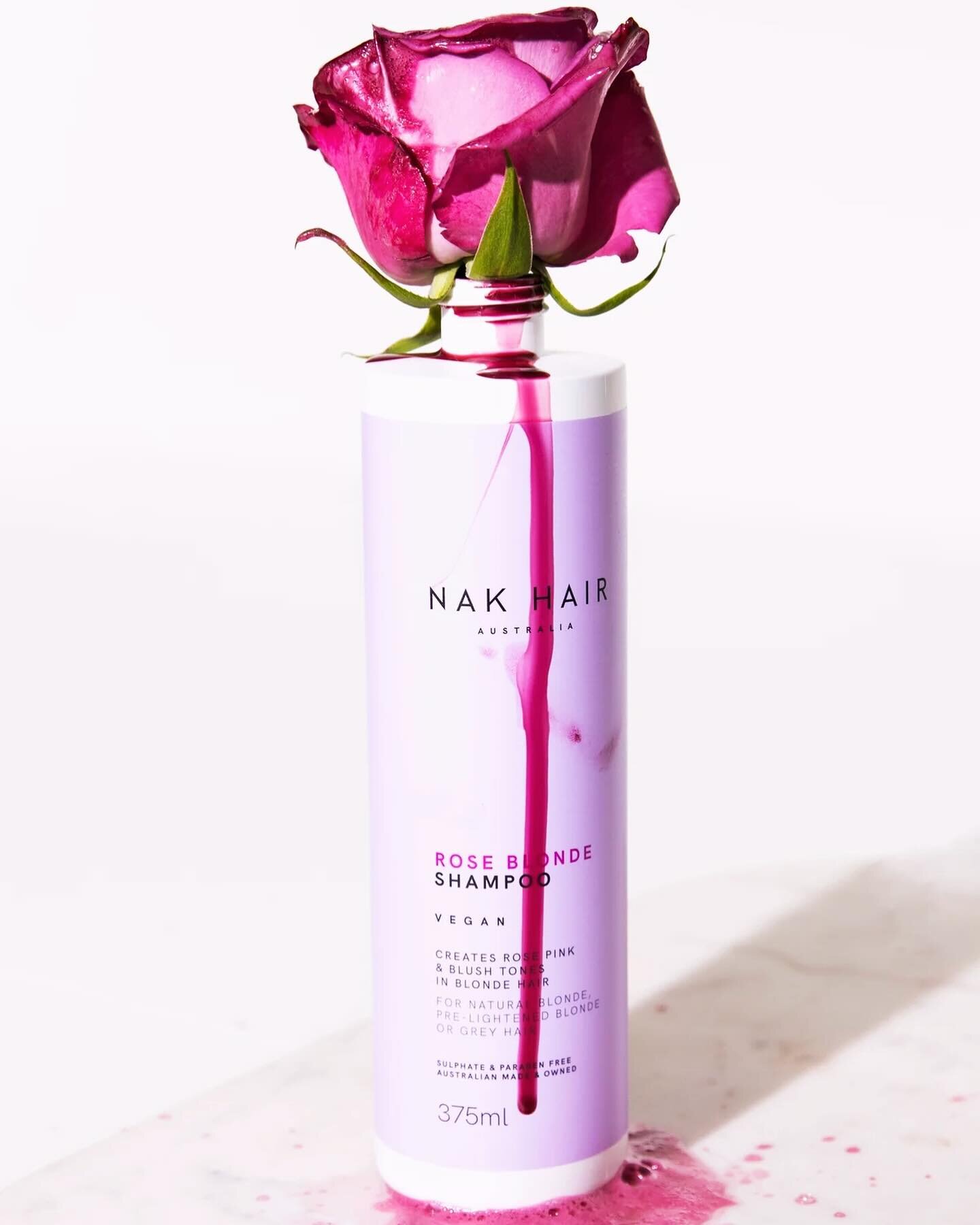 ᪥ ROSE BLONDE SHAMPOO ᪥
.
Met zijn sterkte antioxidant die uit rozen is getrokken geeft onze Rose Shampoo een langdurige kleurbehoud en fantastische glans aan de haren. 
.
#nakhair #nakhairaustralia #nakhaircare #nakhairroseshampoo #nakhairroseblonde