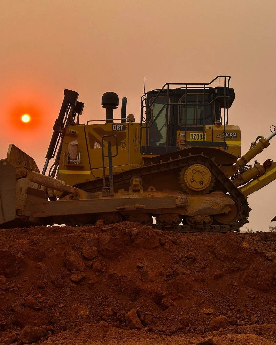 Last light.
Last push.
Still getting it done. 🌄

@westraccat
#MDMMiningAndCivil #OnCountry #Dozer #CAT