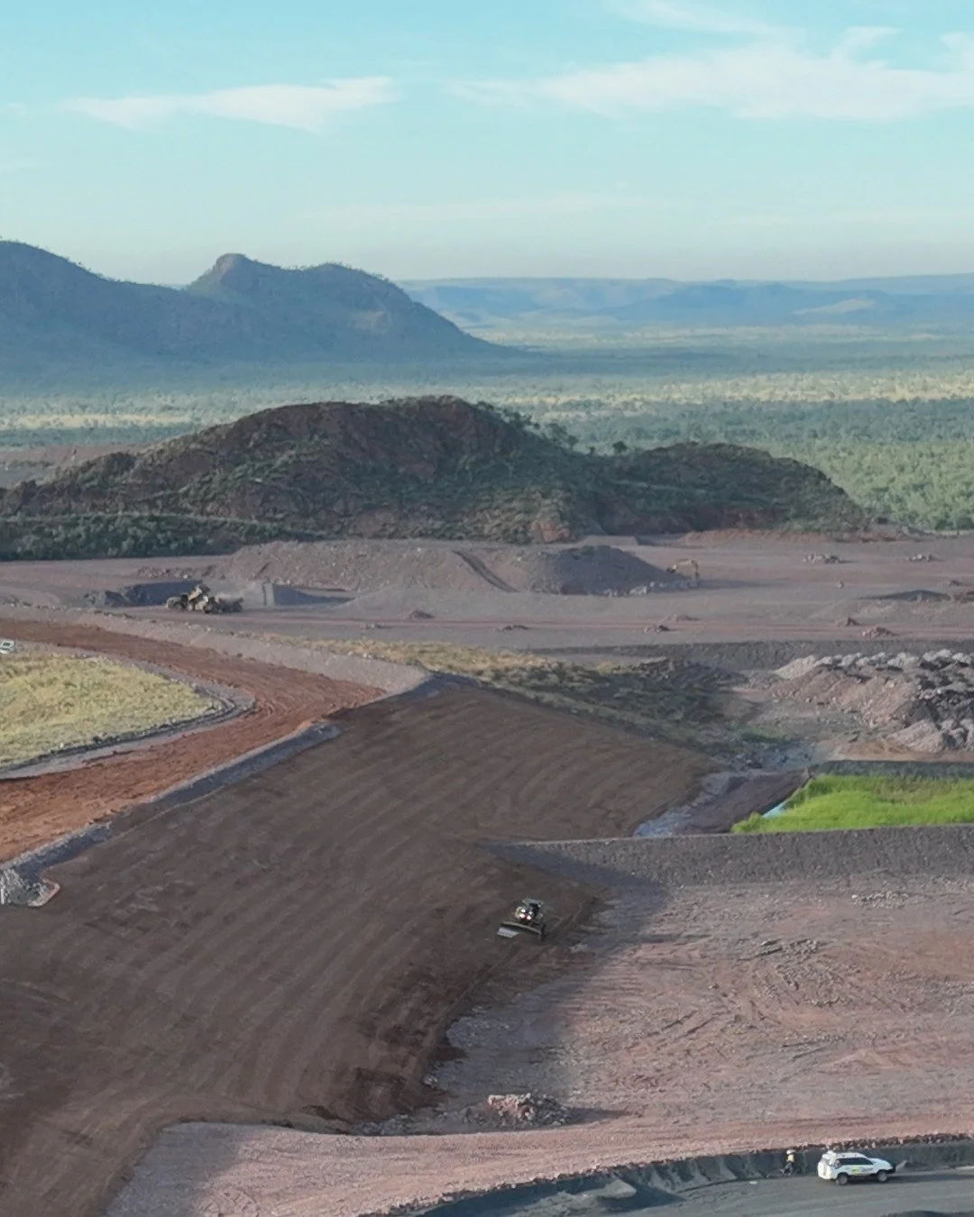 Mine rehab isn&rsquo;t just pushing dirt.
It&rsquo;s precision work.

Mudrock 👉 Hensman 👉 Deep ripping.

Easy to list, hard to execute.

#MDMMiningAndCivil #MineRehab #OnCountry #IndigenousOwned #CivilContracting