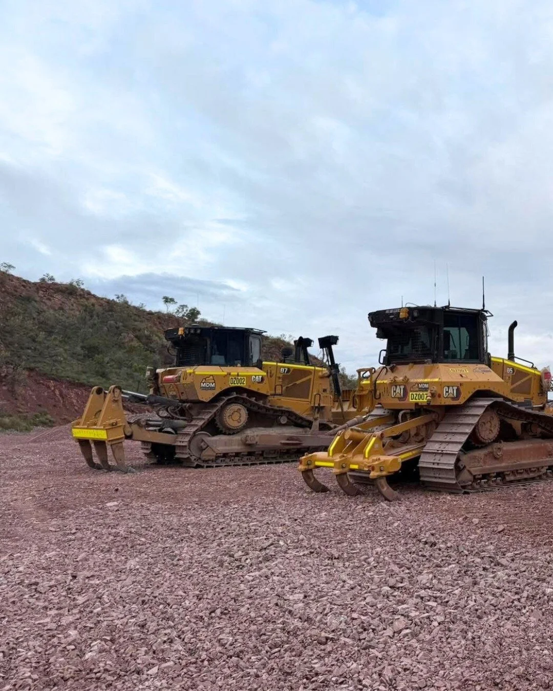 Three dozers.
One crew.
All business. 💪

#MDMMiningAndCivil #DozerLineUp #OnCountry