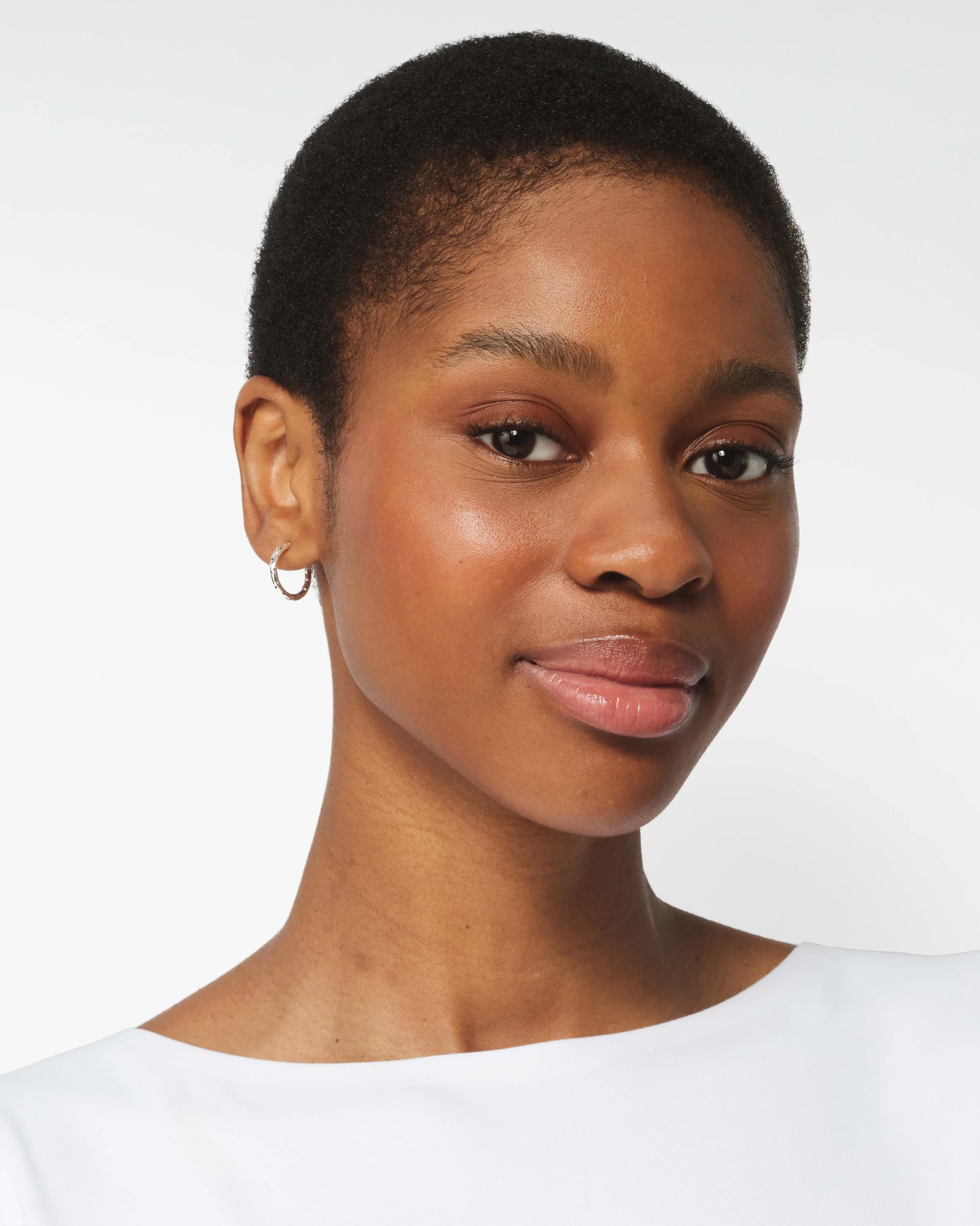 FA24_GREAT_SKIN_OOH_CAMPAIGN_UK_KV_002_MODEL_JENNIFER_ELEVATED_401.jpg