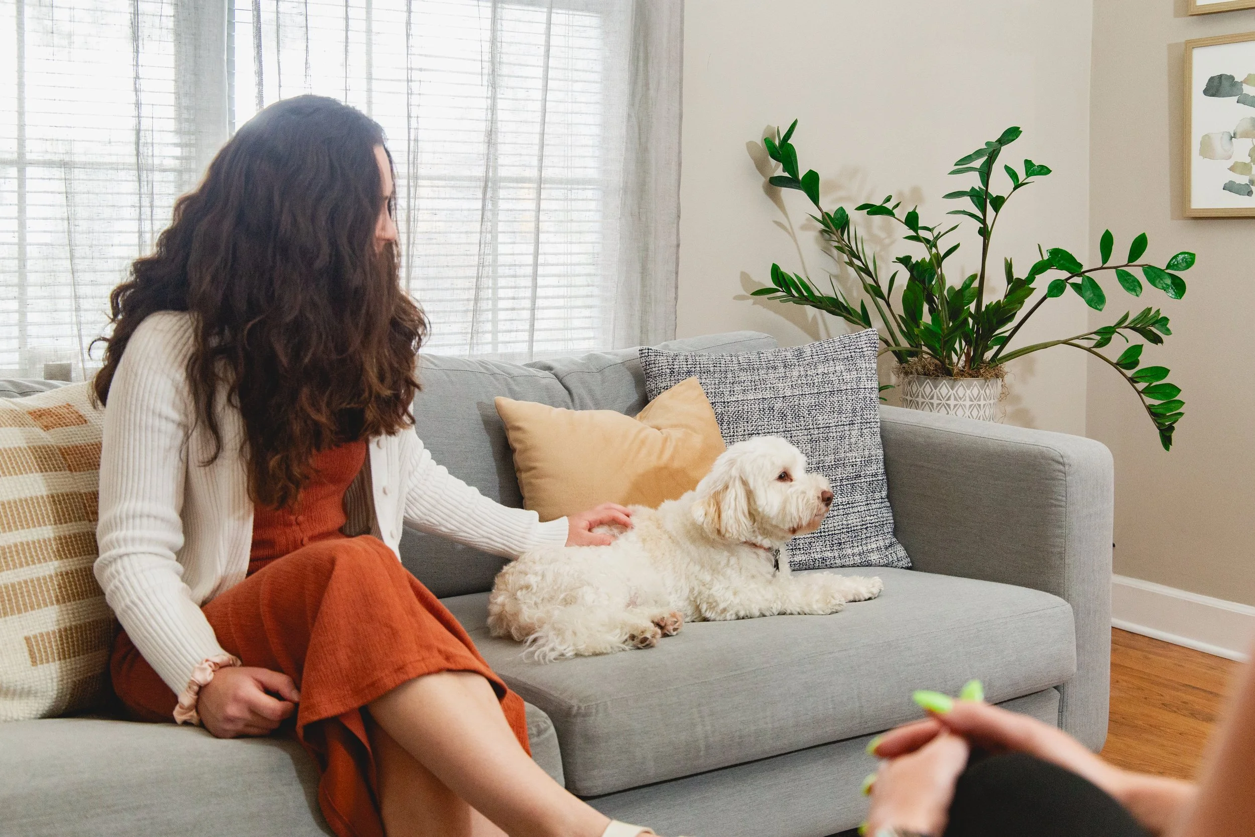 "Therapist with therapy dog inwelcoming Nashville counseling office