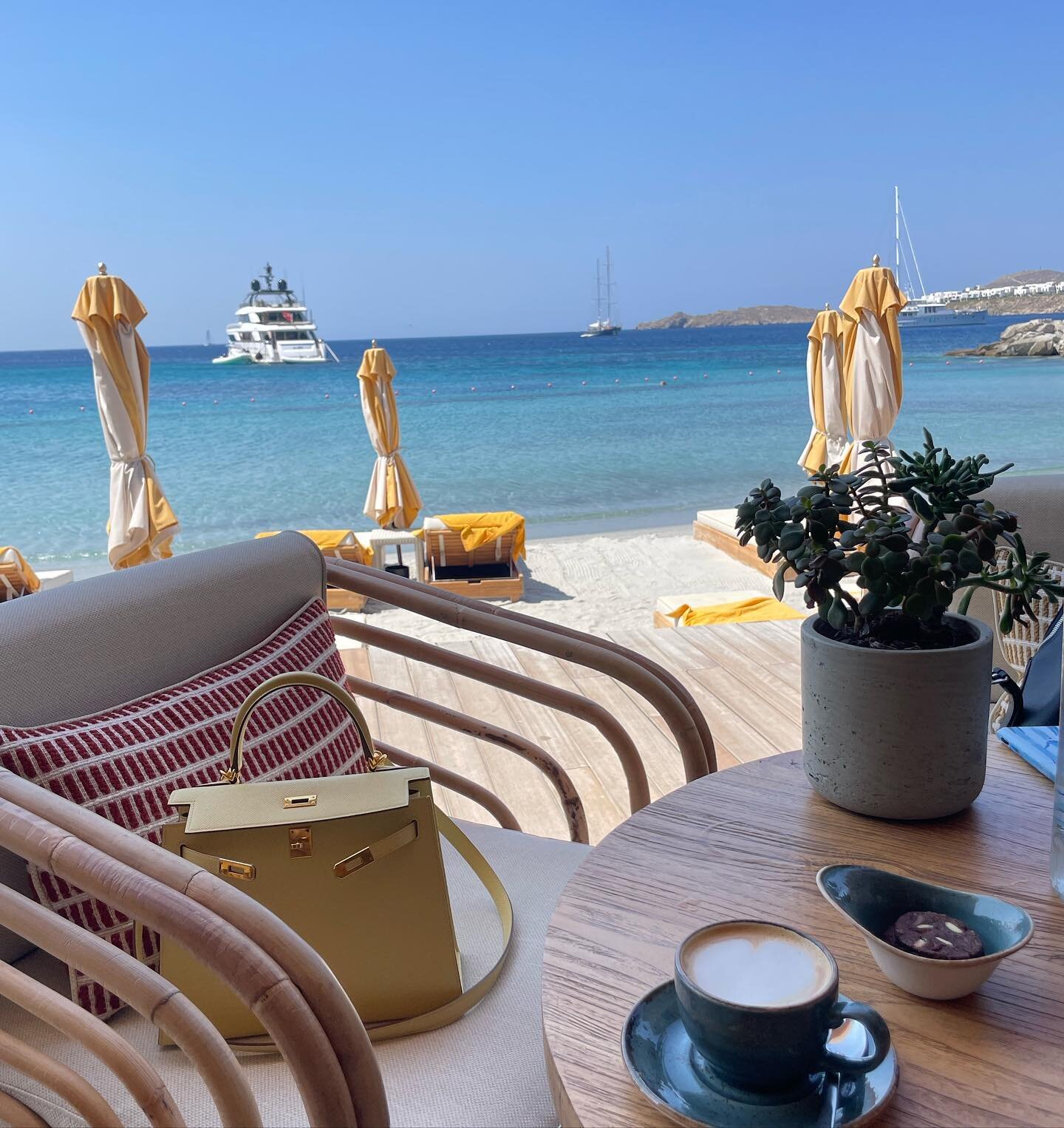 Step into the world of luxury &amp; serenity @santamarinamykonos #mykonos #santamarinamykonos #theluxurycollection #marriott