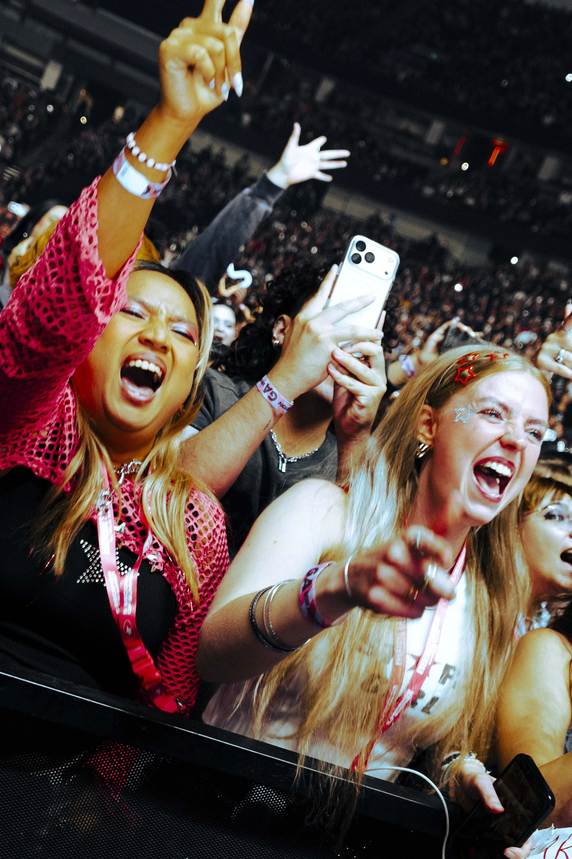 5SOS-HALEYPETRONEPHOTO-1.jpg