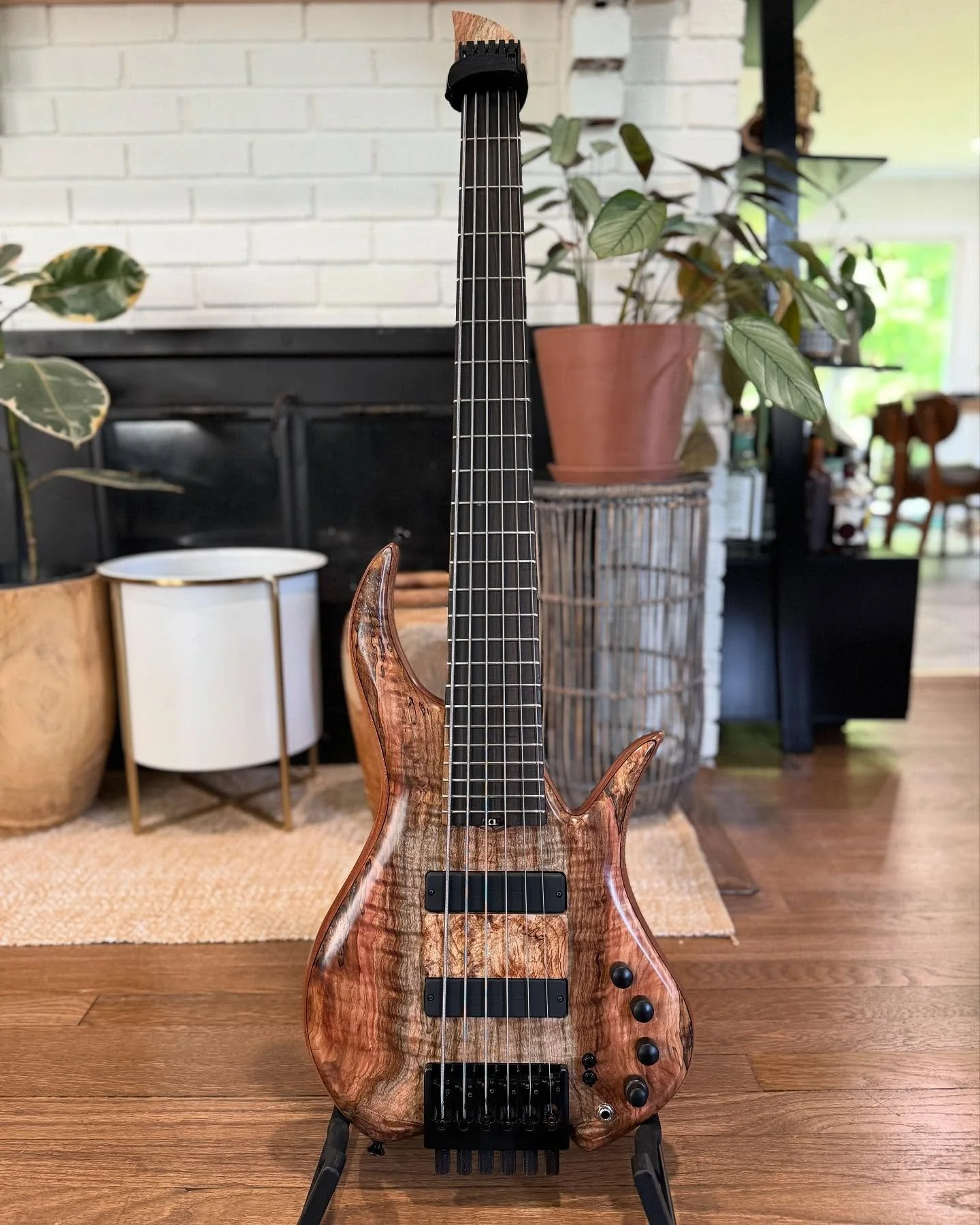 Adalina Headless 6
Sapele Body/ Spalted Maple Top
Maple Neck/ Brazilian Blackheart board with titanium inserts
Bartolini  preamp and quad coil pickups

An absolute monster of a bass. Pickups are split into reverse p/ series / regular p configuration 