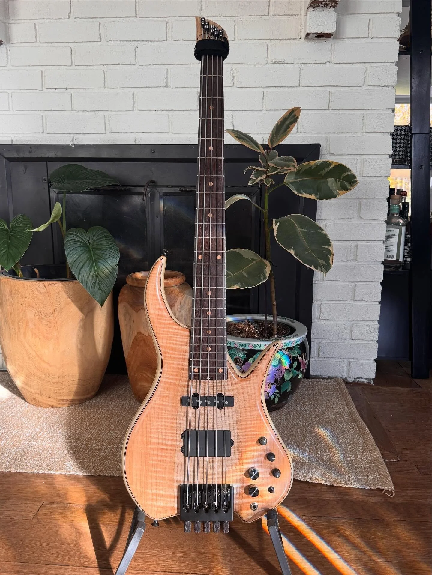 Adalina Headless 5 String J/MM 
Body: Poplar
Top: Flamed Maple
Neck: QS white oak, wenge board
Electronics: Bartolini pups and preamp. 
Sound: Huge. 
Weight: Light AF. 
If interested in this one or one of your own send me a DM. 

#bass #6string #bass