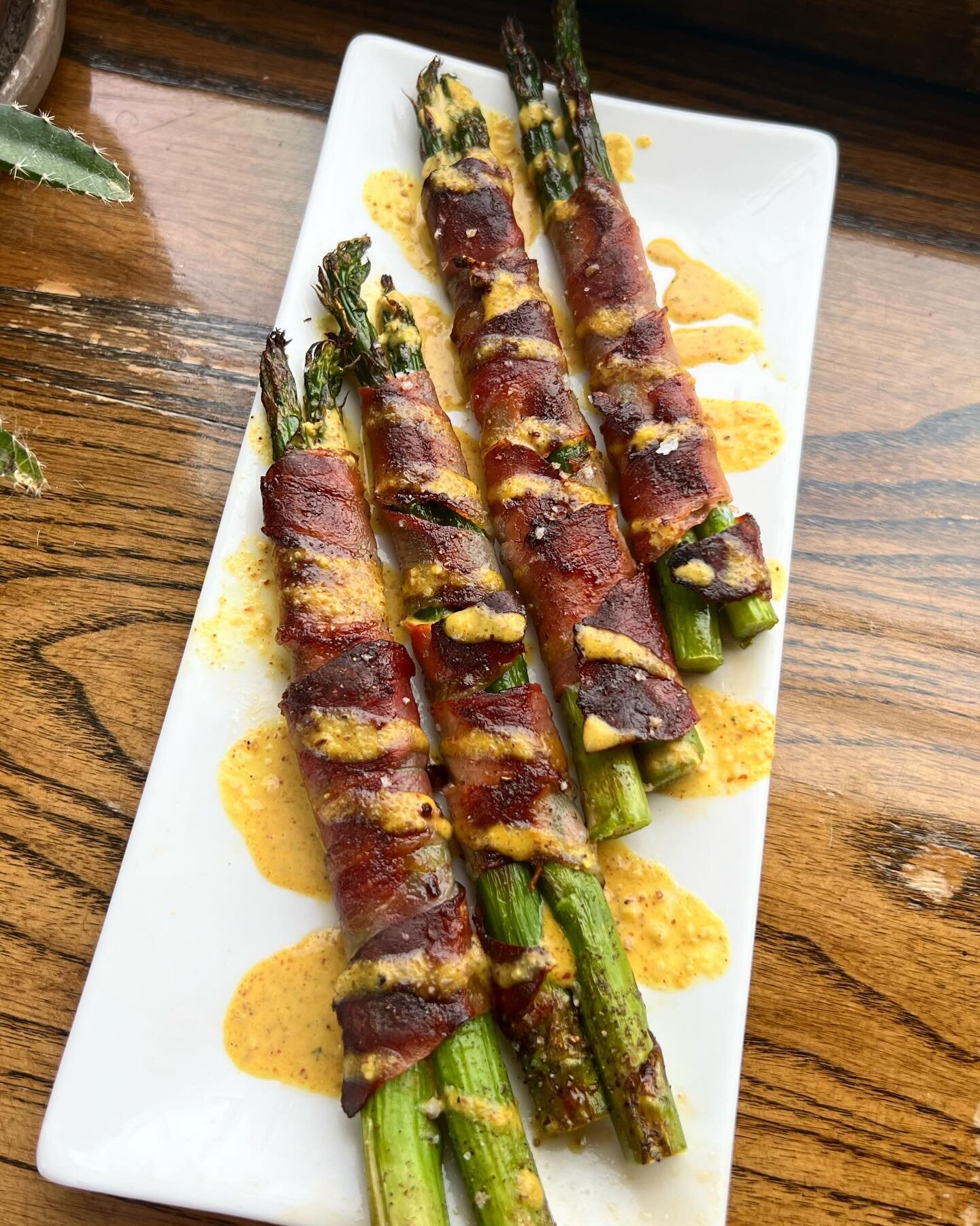 So many tasty specials to start your weekend off right!

💥Wood-fired speck-wrapped asparagus topped with a lemon ginger puree (*contains nuts*)
🥗artisan lettuce, crispy speck, black radish, @kuriosfarms cucumbers, pickled leeks, calabrian pepper vi
