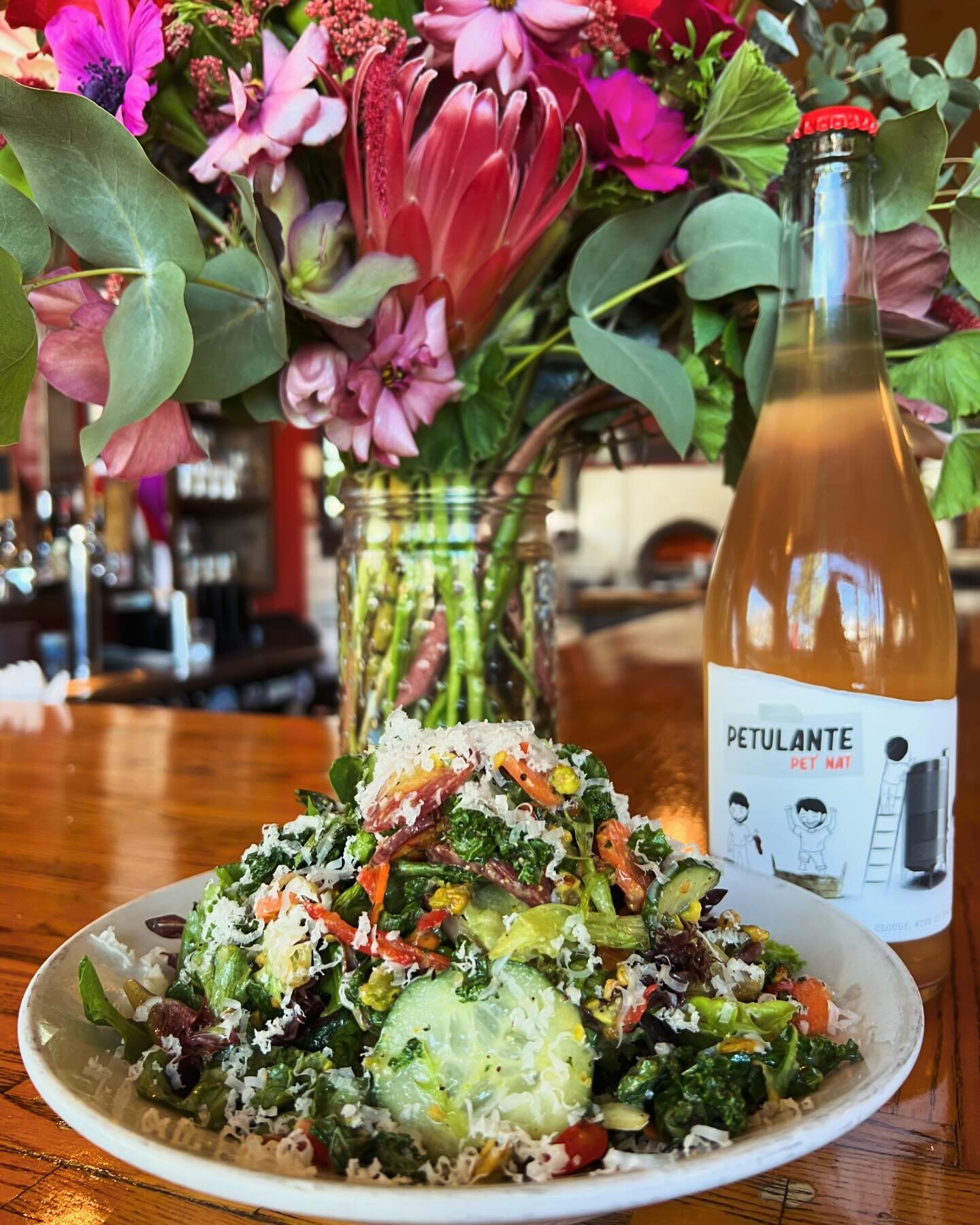 💕💕💕

Wednesday&rsquo;s specials
🥗artisan lettuce, roasted kale, @kuriosfarms cucumbers, rainbow carrots, pickled fresno peppers, pistachio crumble, manchego, kiwi vinaigrette
🍕creamy ricotta, crispy speck, Kurios Farms grape tomatoes, red onion,