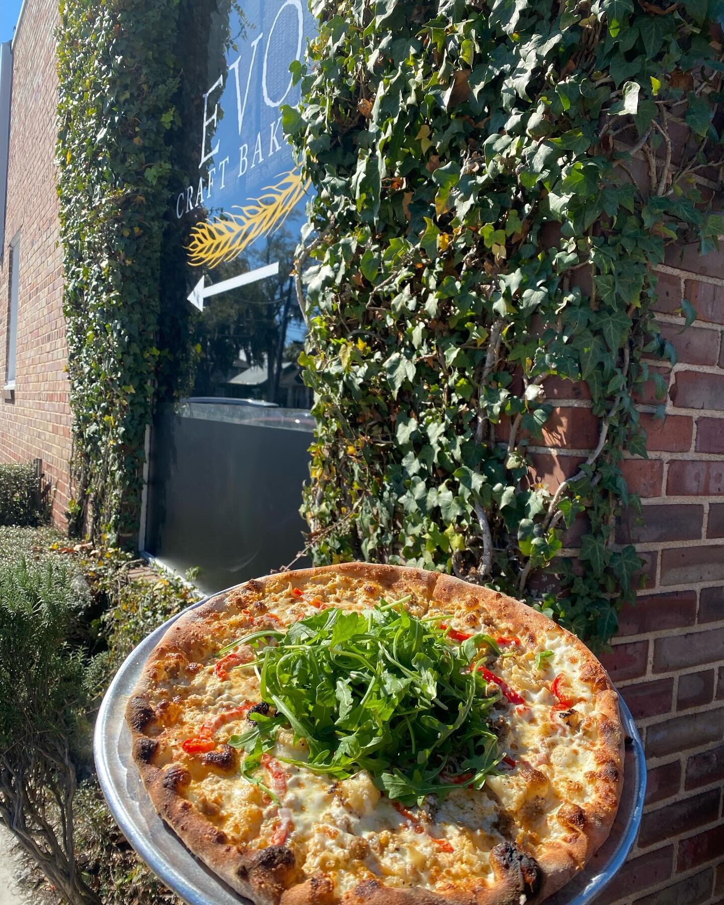 Thursday specials!
🥗artisan lettuce, roasted cauliflower, @kuriosfarms cucumbers, red onion, cherry tomatoes, pistachio crumble, blue cheese dressing
🍕creamy calabrian ricotta, house sausage, red pepper, roasted cauliflower, fresh arugula, mozzarel