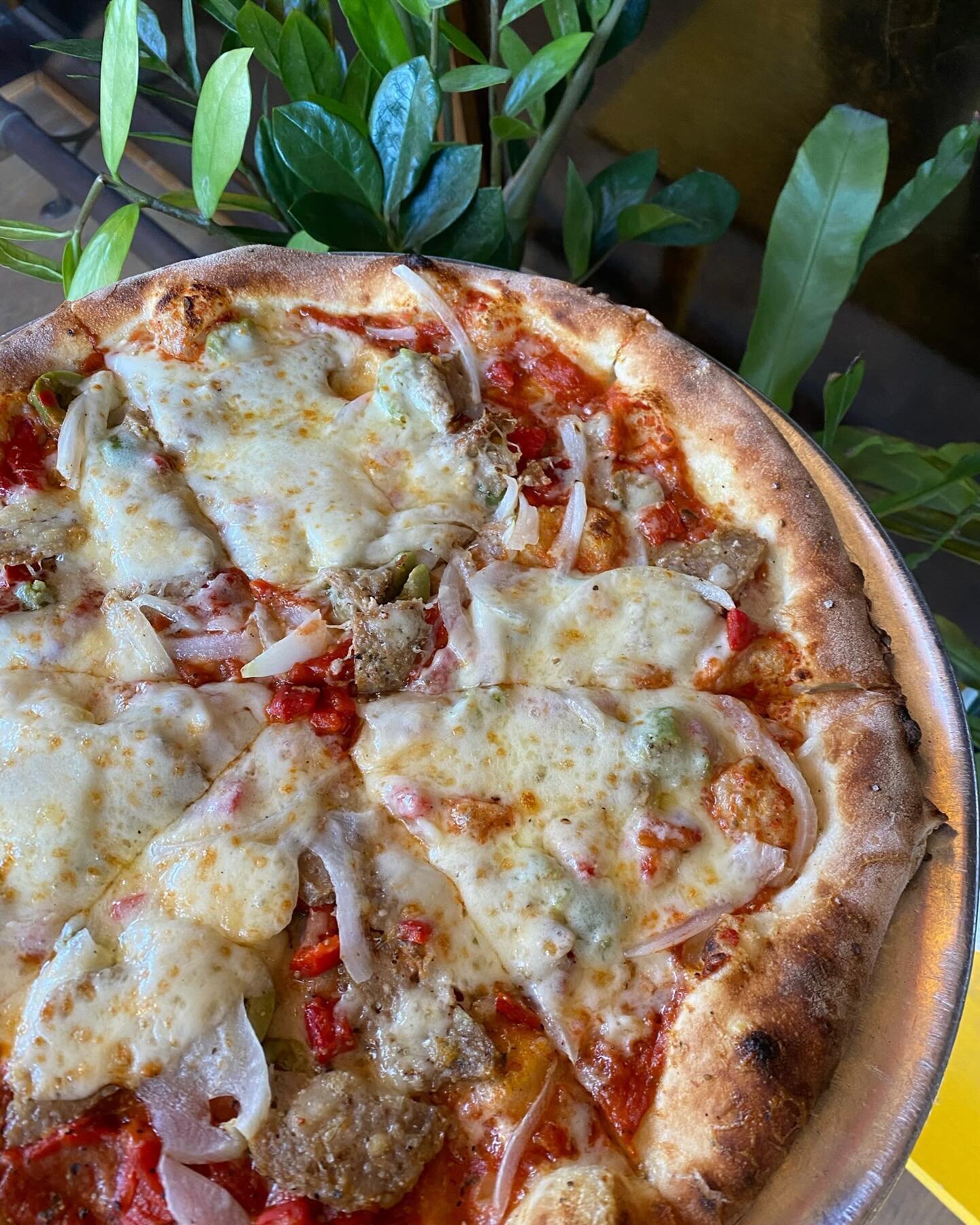 Meatball pizza special today!! 
🍕: puttanesca base topped with our house meatballs, sweet onion, roasted red peppers, garlic confit, castelvetrano olives, asiago and provolone!