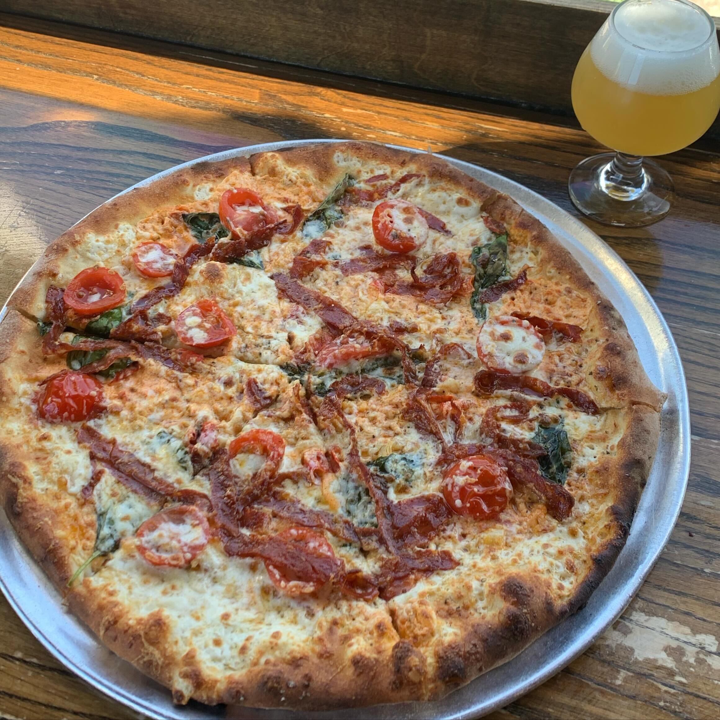 Sunday specials! 
🥗 artisan lettuce, toasted pine nuts, red peppers, castelvetrano olives, @kuriosfarms cucumbers, asiago, tomato vinaigrette
🍕 calabrian chile ricotta, calabrese, basil, garlic, Kurios Farms grape tomatoes, @beecity honey, mozzarel