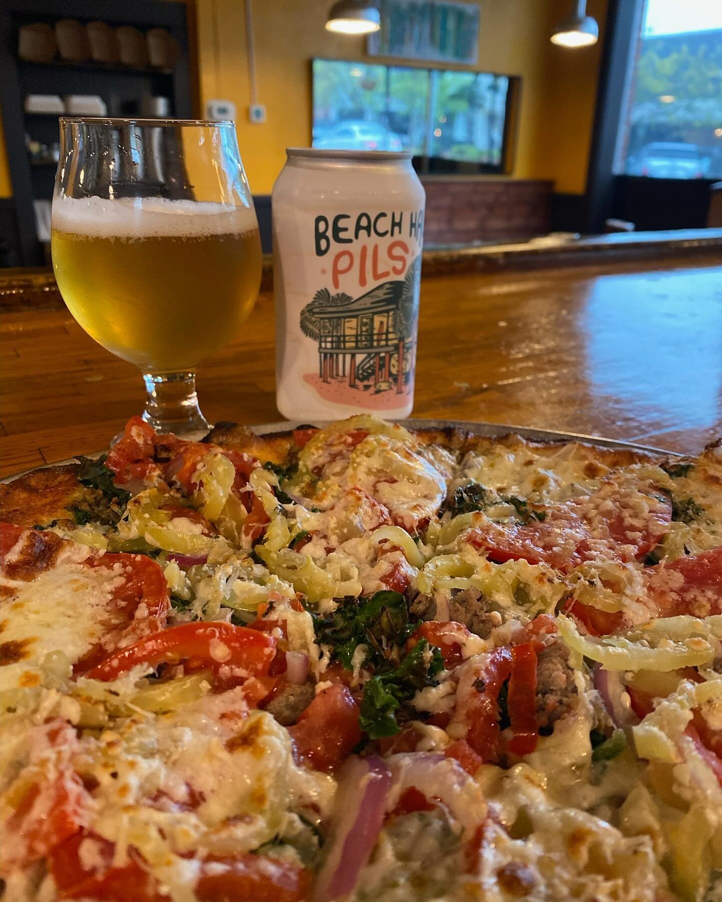 Thursday&rsquo;s specials!

🥗: artisan lettuce, pickled red onion, rainbow carrots, roasted kale, white cheddar, toasted almonds, tomato vinaigrette
🍕: basil pesto, house sausage, wilted kale, pickled banana peppers, red onion, vine ripe tomatoes, 