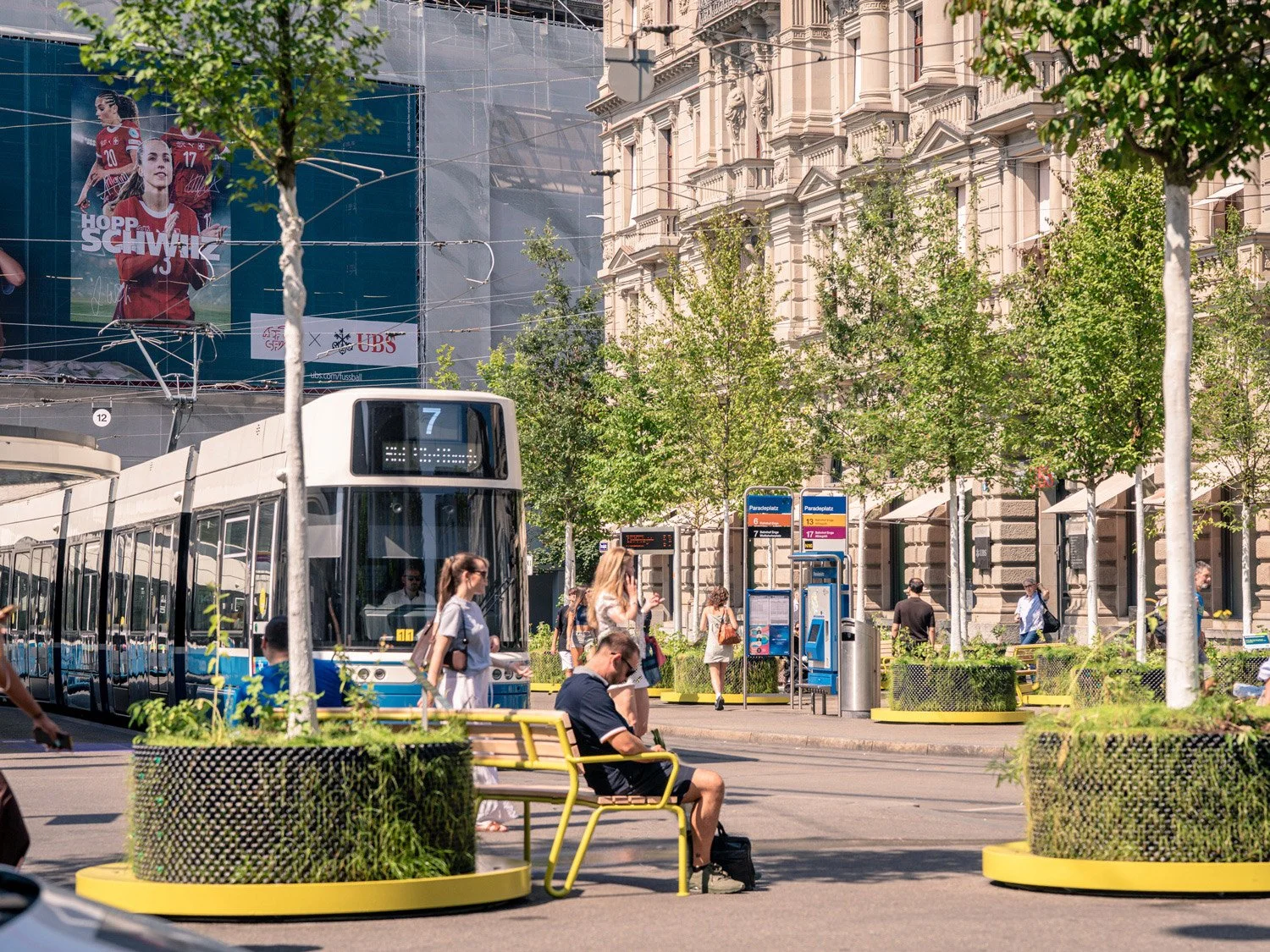 Design Urbaner Raum - Oeffentlicher Raum - Gruenes Gastspiel Paradeplatz Zuerich - Daniel Hunziker Design - 14 - Bild BURRI public elements.jpg