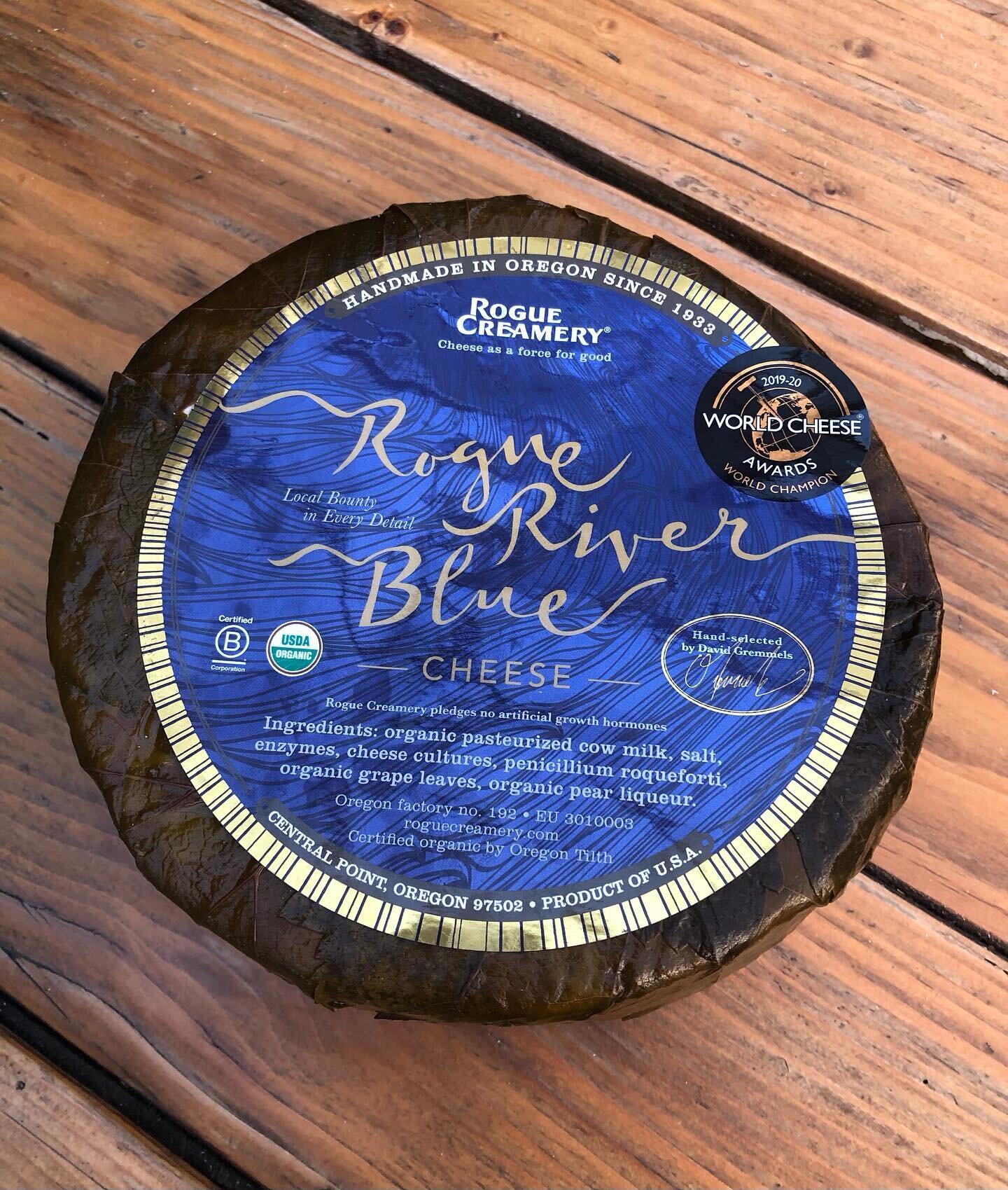 Blues fan here. Give me a wedge of a blue cheese, some sliced pears, maybe some honey or chocolate, and I&rsquo;m a happy person.
Rogue River Blue, a fudgy, luscious, and complex blue from @roguecreamery in Oregon, pushes that smile into a full on Ch