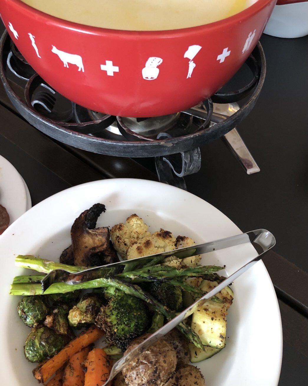 It&rsquo;s perfect weather for fondue! Stop by the shop and we&rsquo;ll help you pick out some great cheeses to make an amazing fondue.
Who doesn&rsquo;t love warm, gooey, melted cheese?!
😘🧀