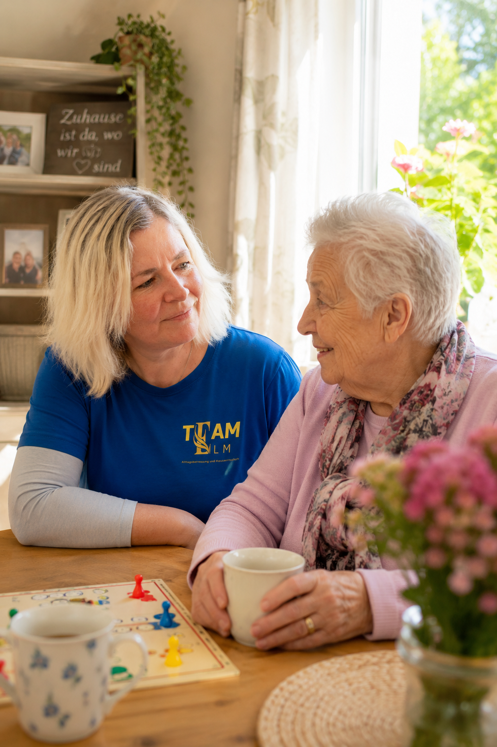 Marion im Gräch mit einer Seniorin