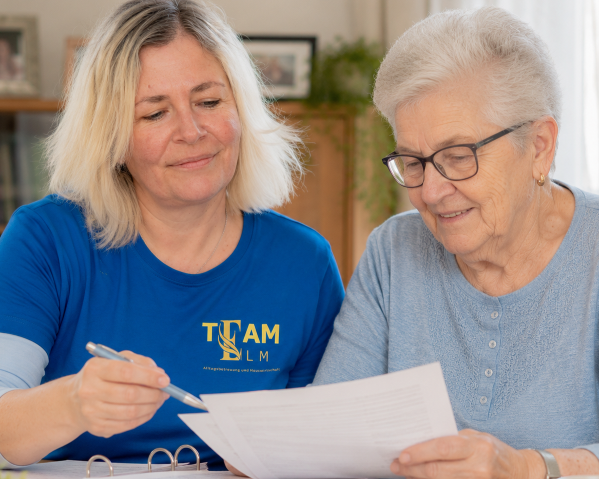 Marion organisiert mit einer Seniorin Papierkram