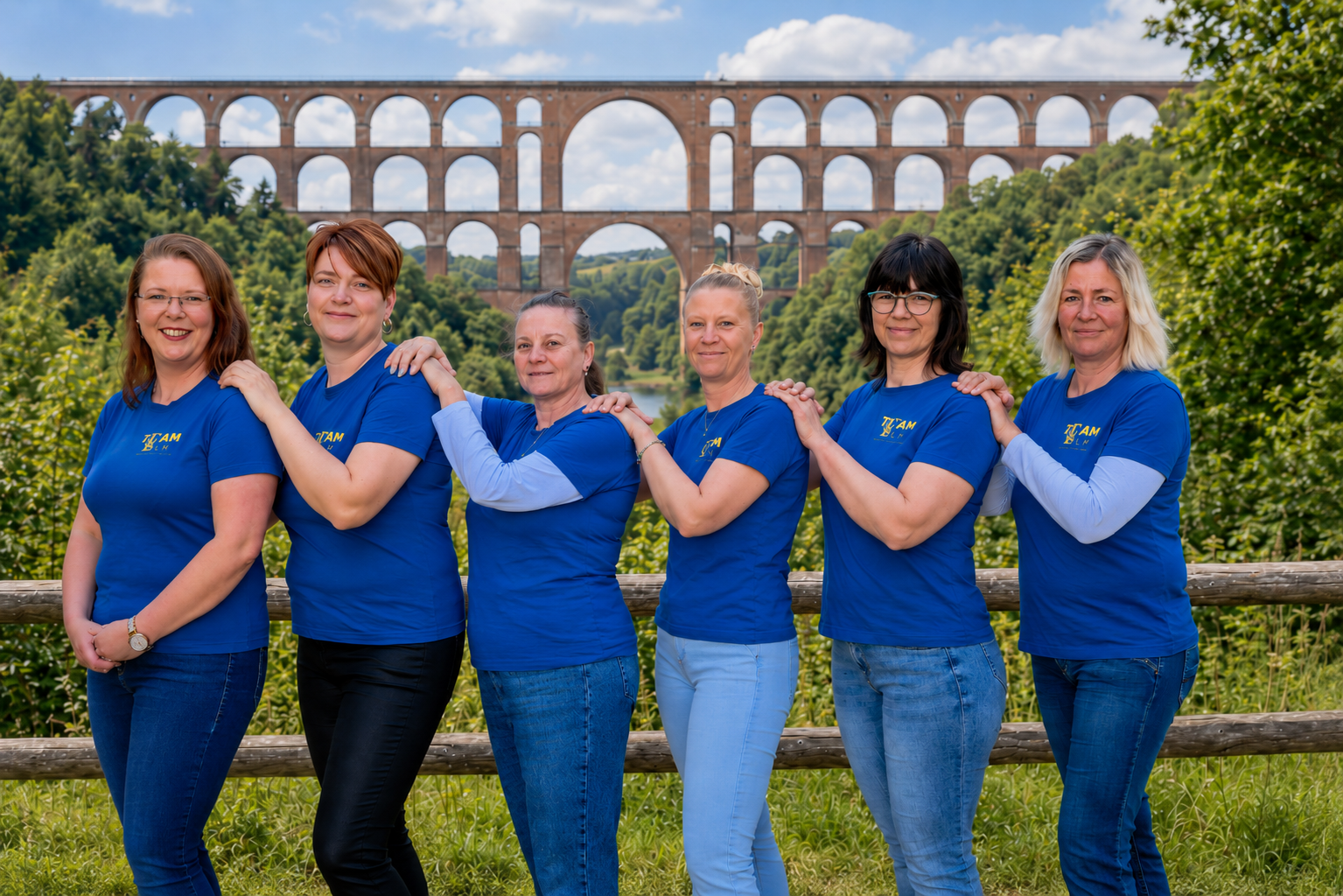 Gruppenfoto vom TeamElm vor der Göltzschtalbrücke