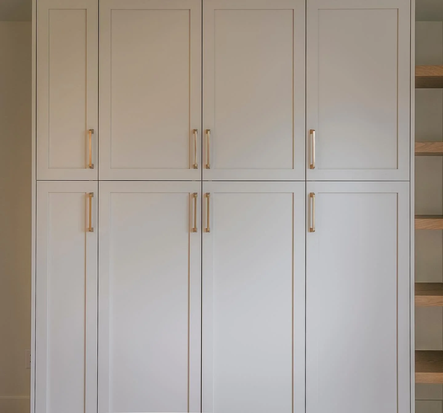 Bedroom wardrobe&hellip; Swipe to open the doors 💡

This customer had a concrete ceiling in the bedroom so adding potlights would have only been possible if they were to drop the ceiling. The decision was made to maintain the ceiling height and add 