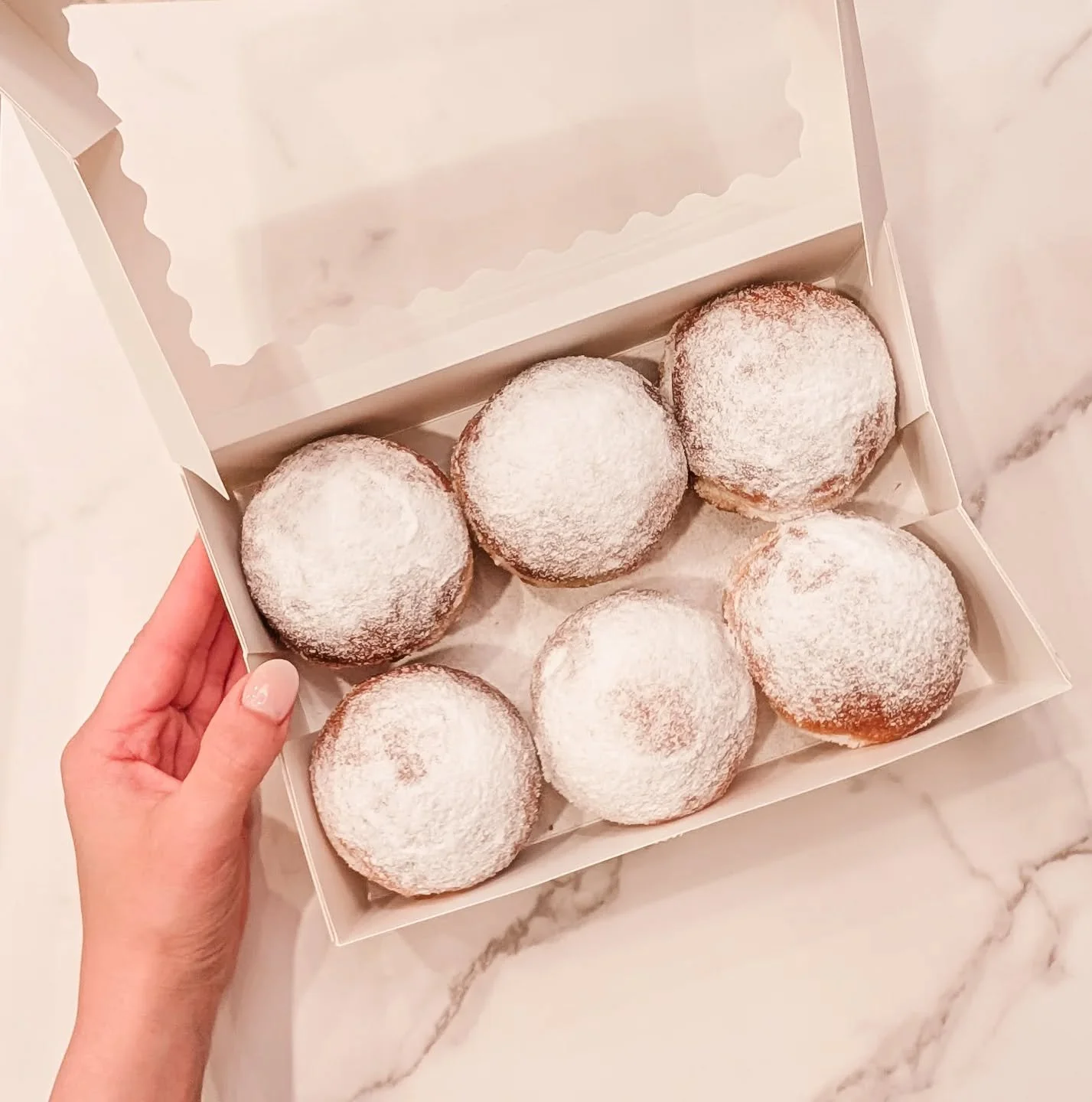 Tomorrow's MENU available at Louisville Farmers Market 9am-sold out! This flavor lineup is 🤌 
Dulce de Leche is out of this world. Like churros married paczki 😍

Come early to grab your favorites:
Bavarian vanilla custard
Raspberry
Strawberry-Rose 