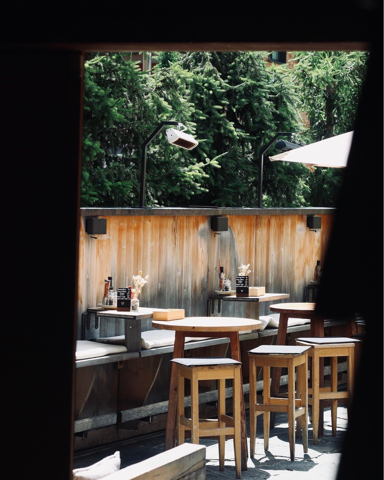 The perfect place for a sundowner with friends 🍹

__

The perfect spot for a sundowner with friends 🍹

+43 5583 39888
info@schneggarei.com

.

.

#sundowner #barandrestaurant #mountainbar #summerinthealps #mountainrestaurant #gaultmillau_au