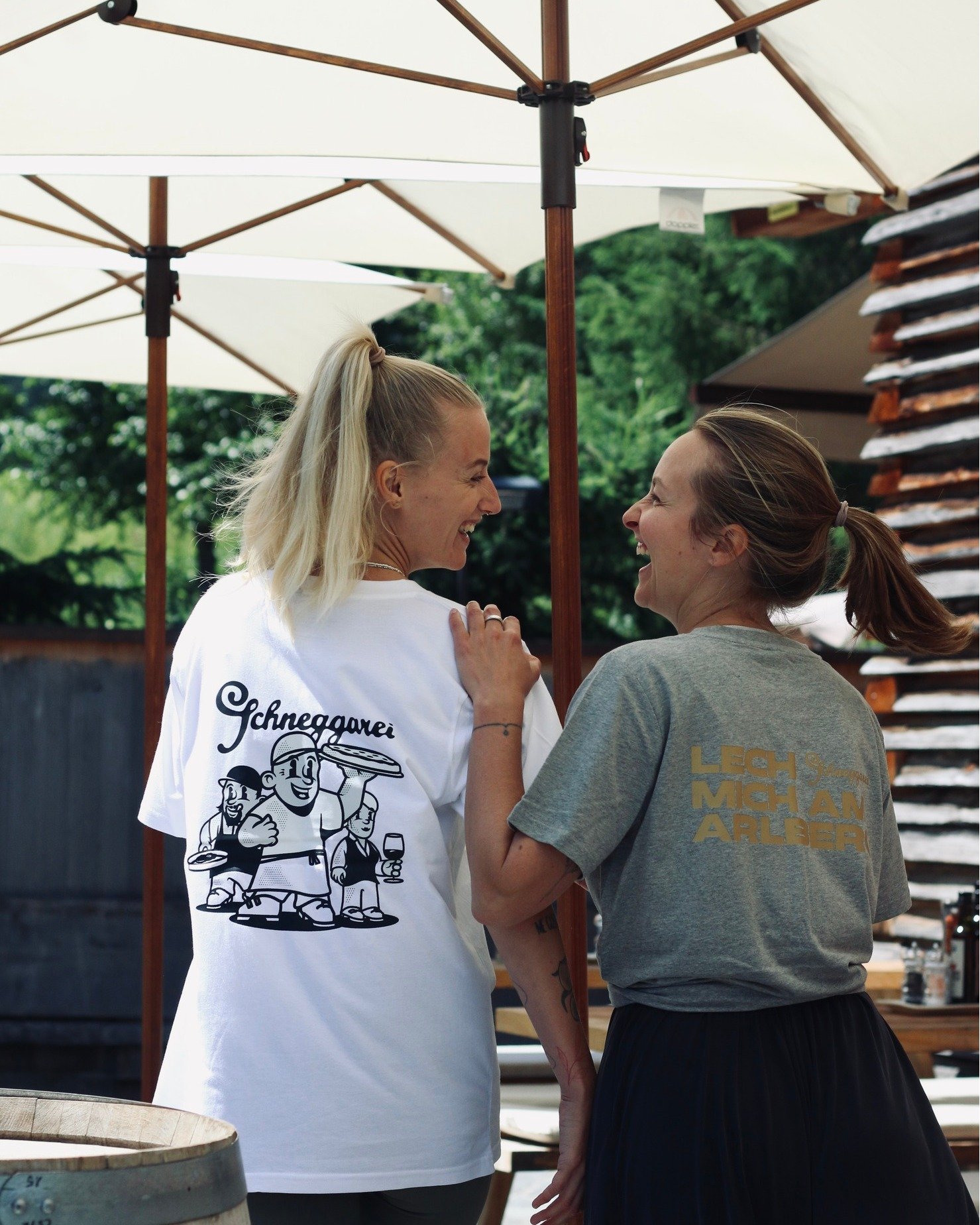 3 reasons why you should become part of our team at Schneggarei in the coming winter season...

◾️Unglaubliche Atmosphere: Work in the heart of Lech, surrounded by breathtaking mountain panoramas and a lively, friendly atmosphere. 