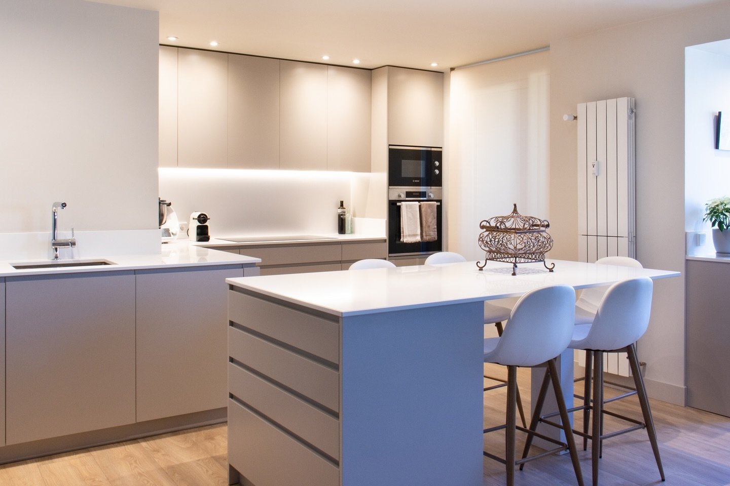 En este caso hemos optado por una cocina con un dise&ntilde;o atemporal, c&oacute;moda y pr&aacute;ctica para unos clientes muy disfrutones, donde aperitivos y meriendas con amigos nunca les faltan🤍. #MartaSierraDesign #InteriorDesign #Architecture 