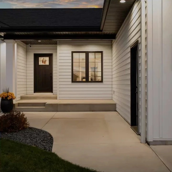 Anyone can take pictures.
We prepare, stage, straighten, adjust, and refine until every frame is perfect.
Because in real estate, details aren&rsquo;t small &mdash; they sell the home.