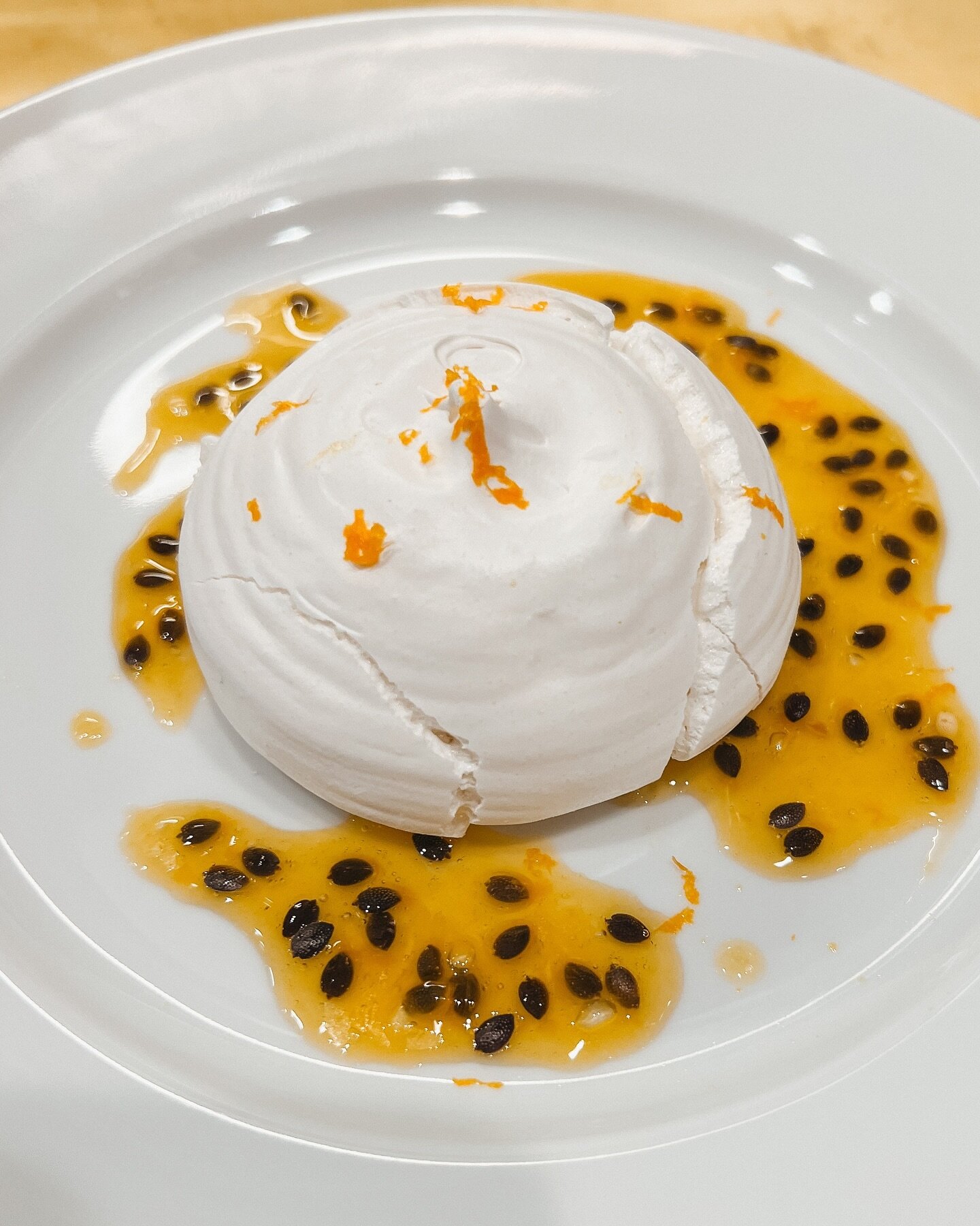 Tonight at Ang&egrave;le: pavlova passion fruit ✨