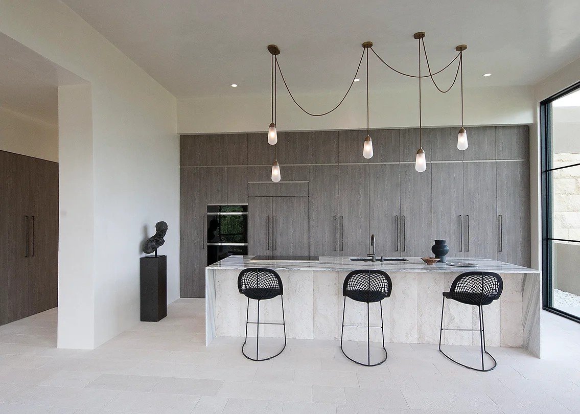 Kitchen long w hall 3320.jpg