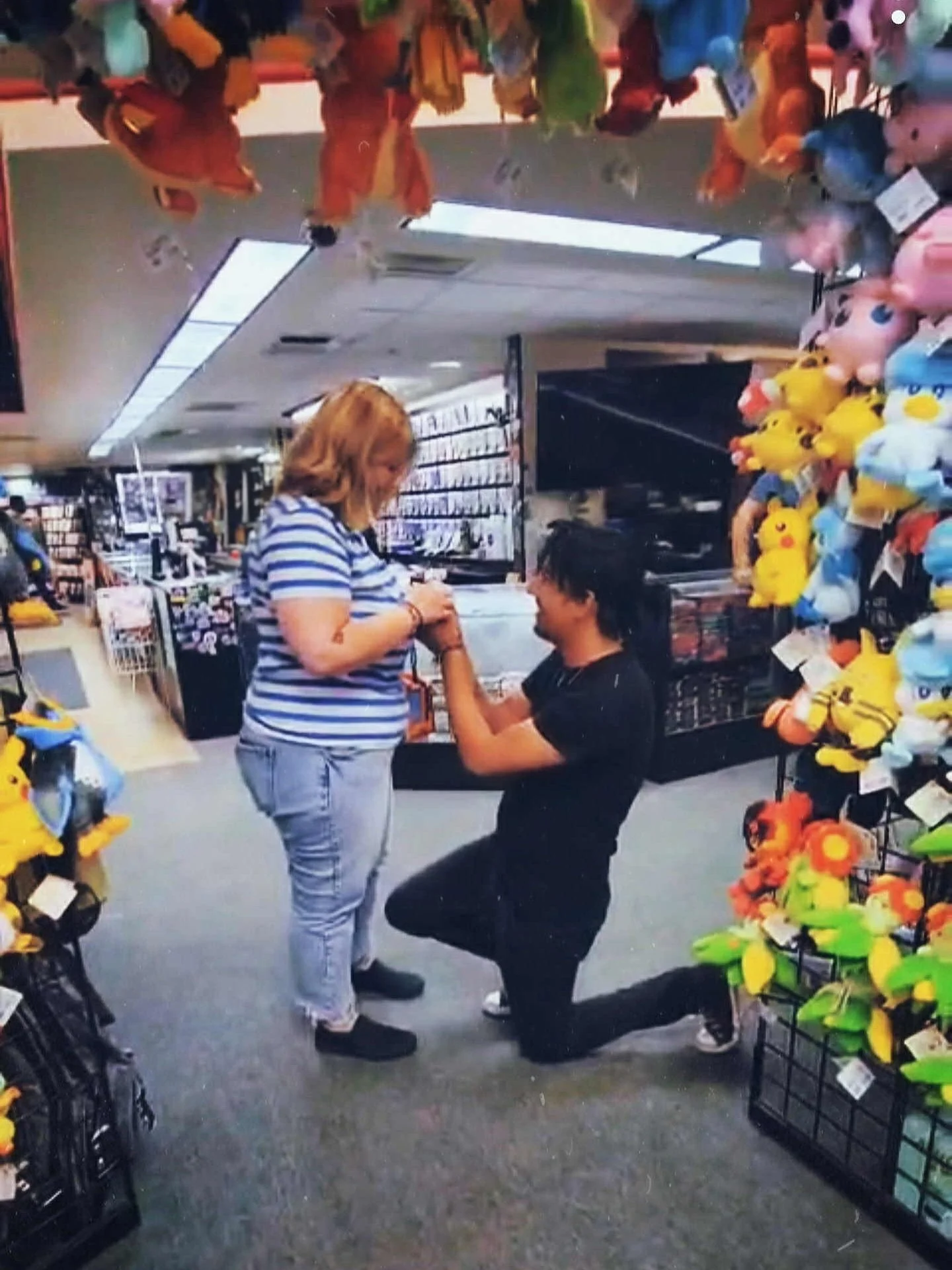 🎉 Congratulations to Armando and Jenna for their engagement!!! The plush arch is a great place for a proposal! 💒