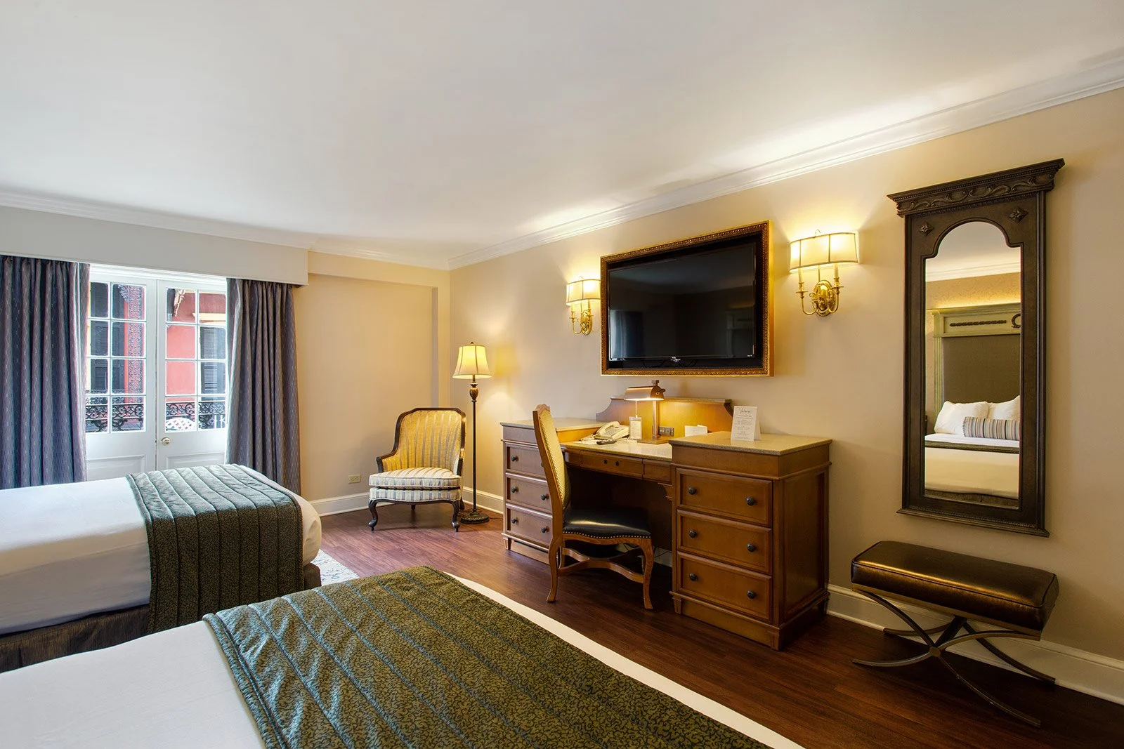 2Queen courtyard.jpg