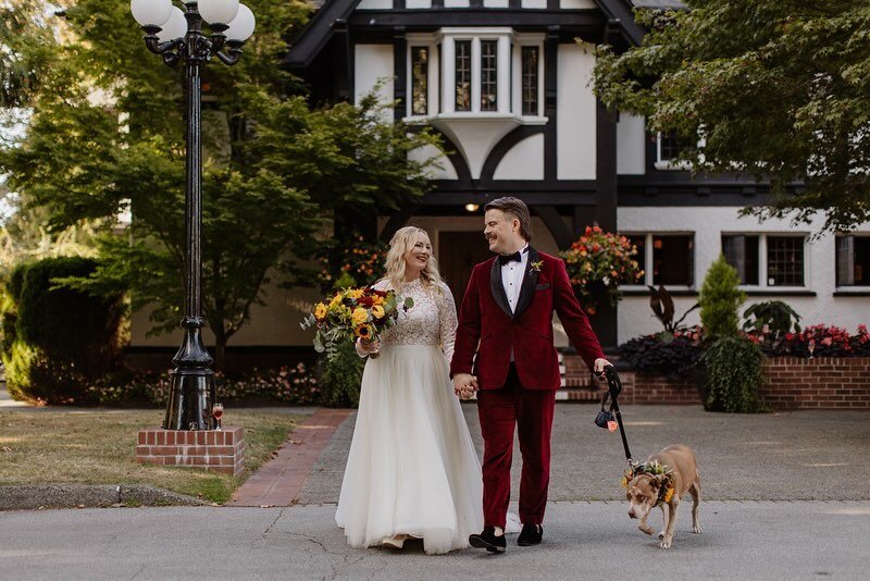 Celebrate your special day with your furry friends by your side! 🐾✨

Brock House takes pride in being one of the few Vancouver wedding locations that warmly welcomes dogs to be apart of your wedding celebration 💍🥂
Capture those heart warming momen