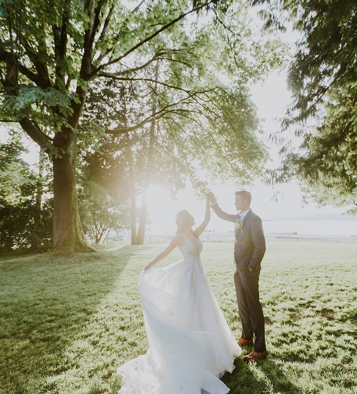 🌿The gardens at Brock House offer vibrant greenery and golden sunlight, the perfect backdrop for your special day ☀️

Let the beauty of nature add an extra layer of enchantment to your wedding day at Brock House✨

💌For inquiries on our venue email 