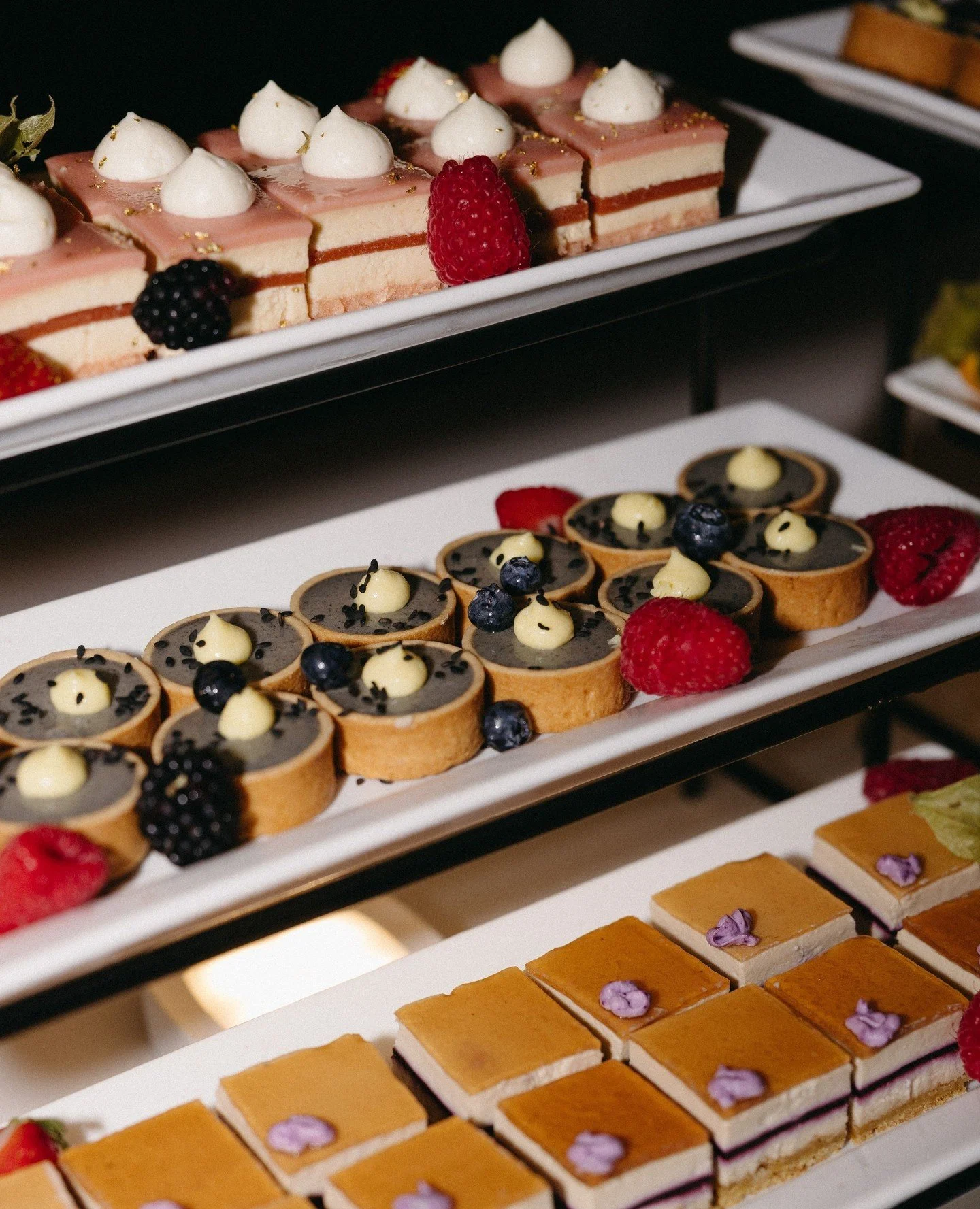 Hot take: you don&rsquo;t need a traditional cake-cutting moment to have an amazing wedding dessert spread. Let @peakeofcatering's pastry experts work their magic! ⁠
⁠
With a table full of little treats, you'll enjoy more variety, more room to get cr