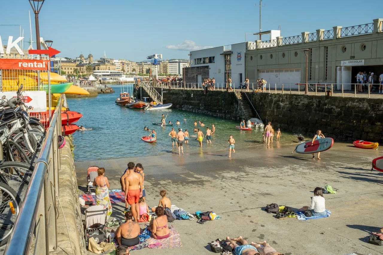 Sun Bathing - Donostia-San Sebastián, País Vasco, España (S-021)