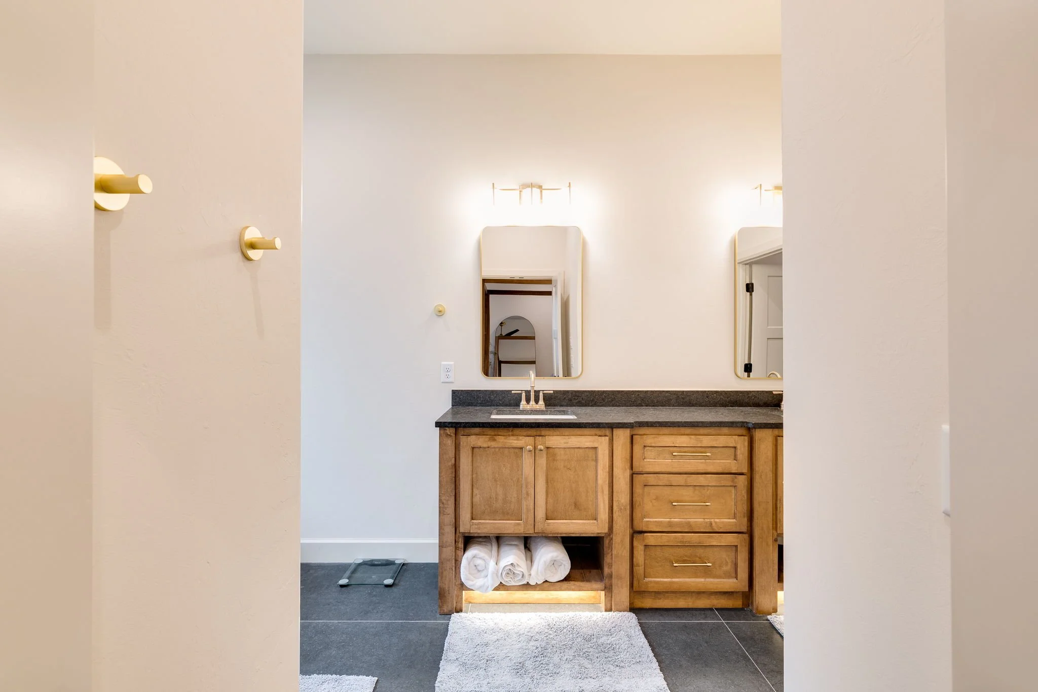 36-1732-parkwood-ave-edmond-ok-73034-primary-bathroom-vanity.jpg
