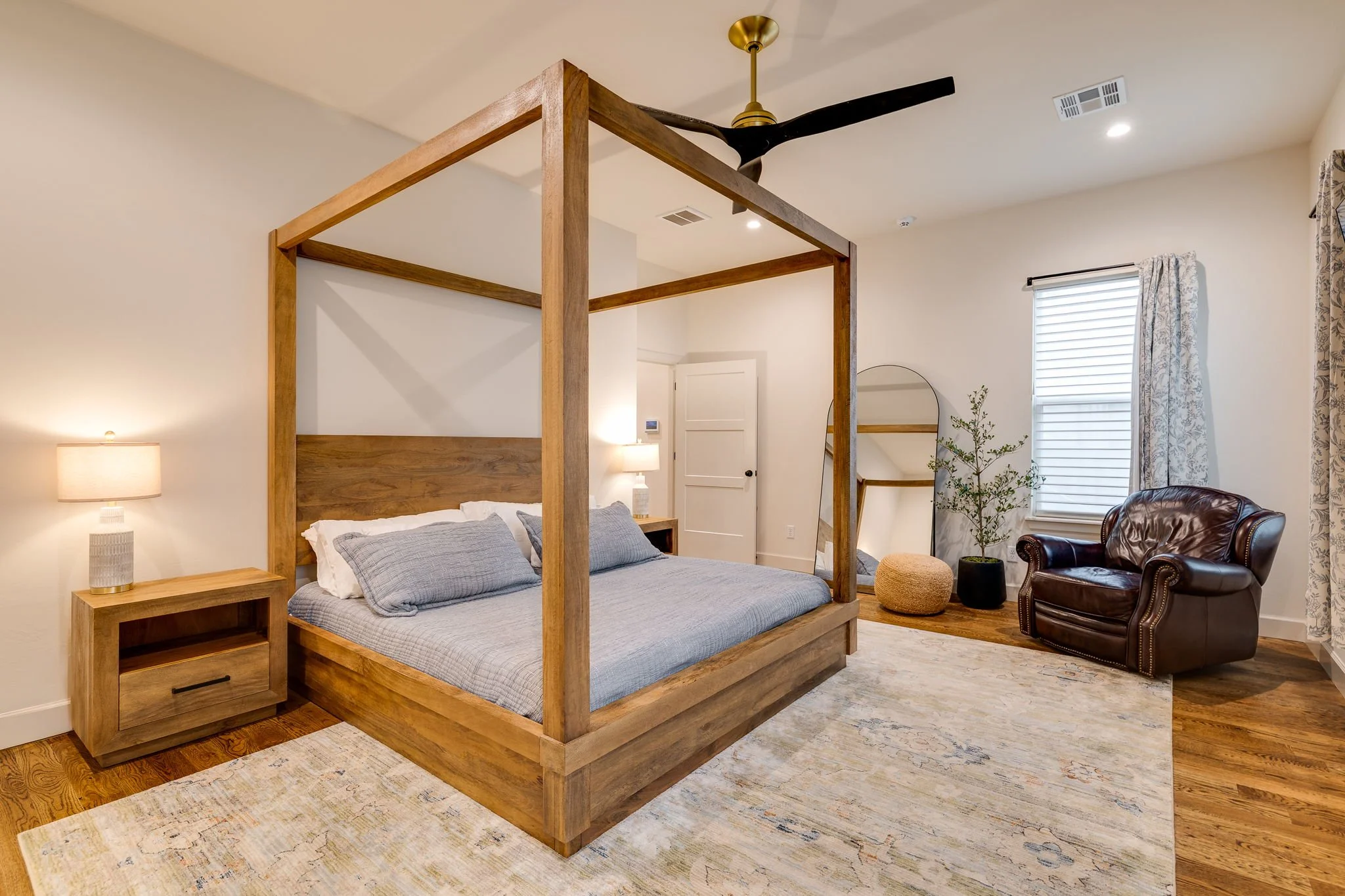 34-1732-parkwood-ave-edmond-ok-73034-primary-bedroom-sitting-area.jpg